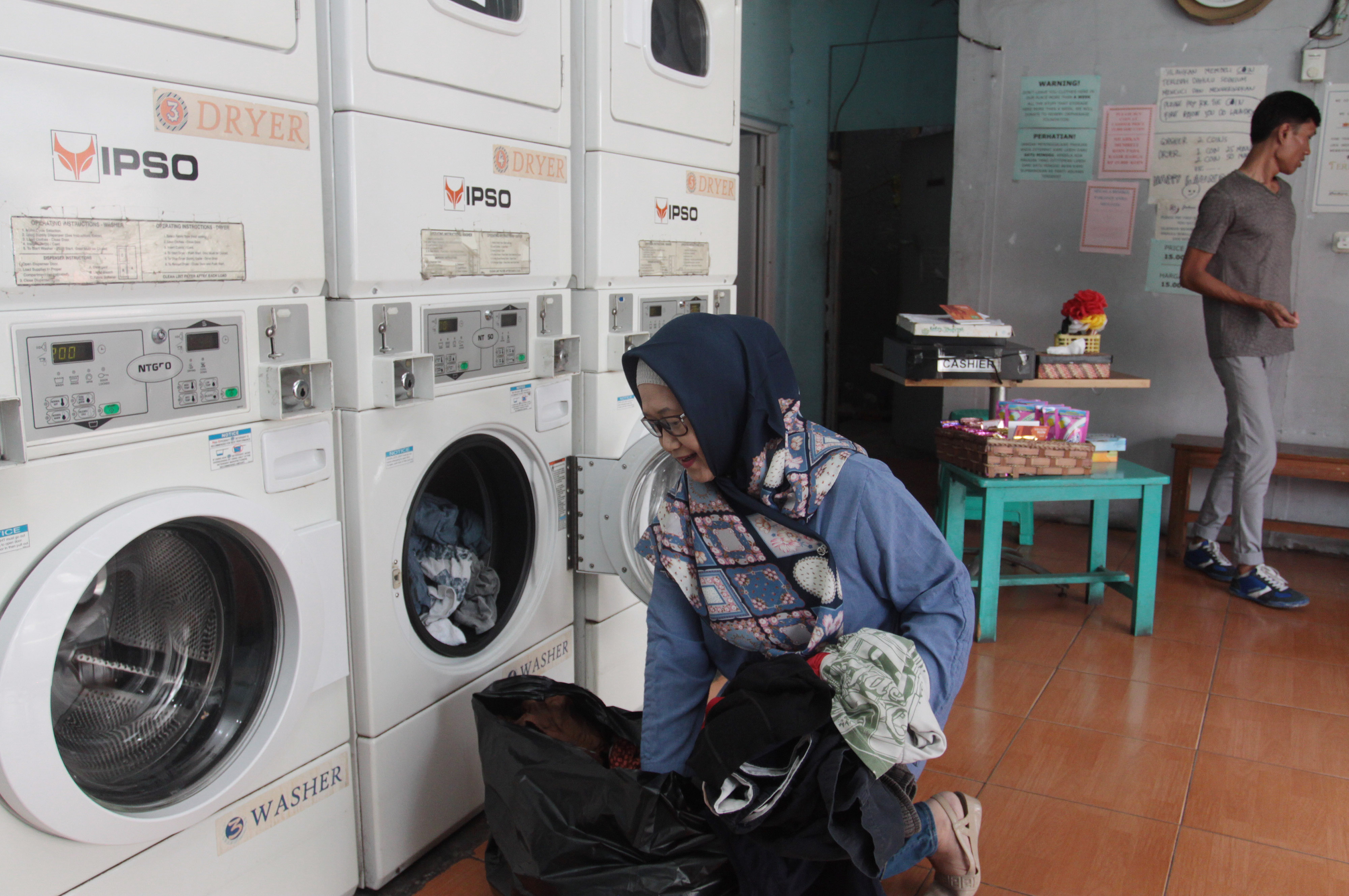 Jasa laundry paska lebaran.