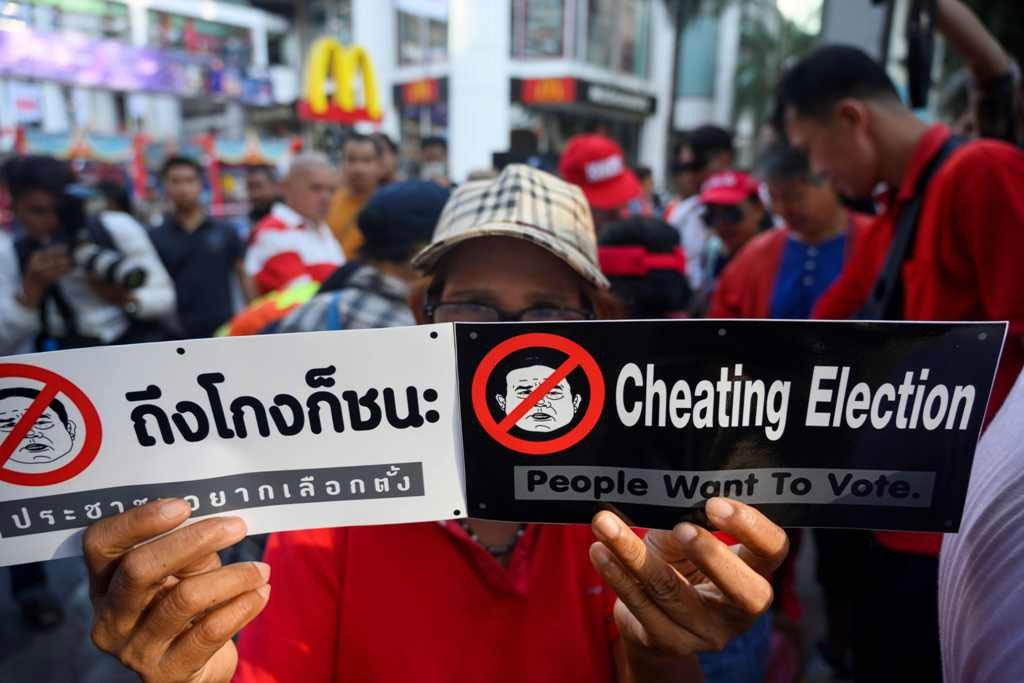 Rakyat anti-Junta menuntut penggantian perdana menteri saat pemilu Maret lalu.