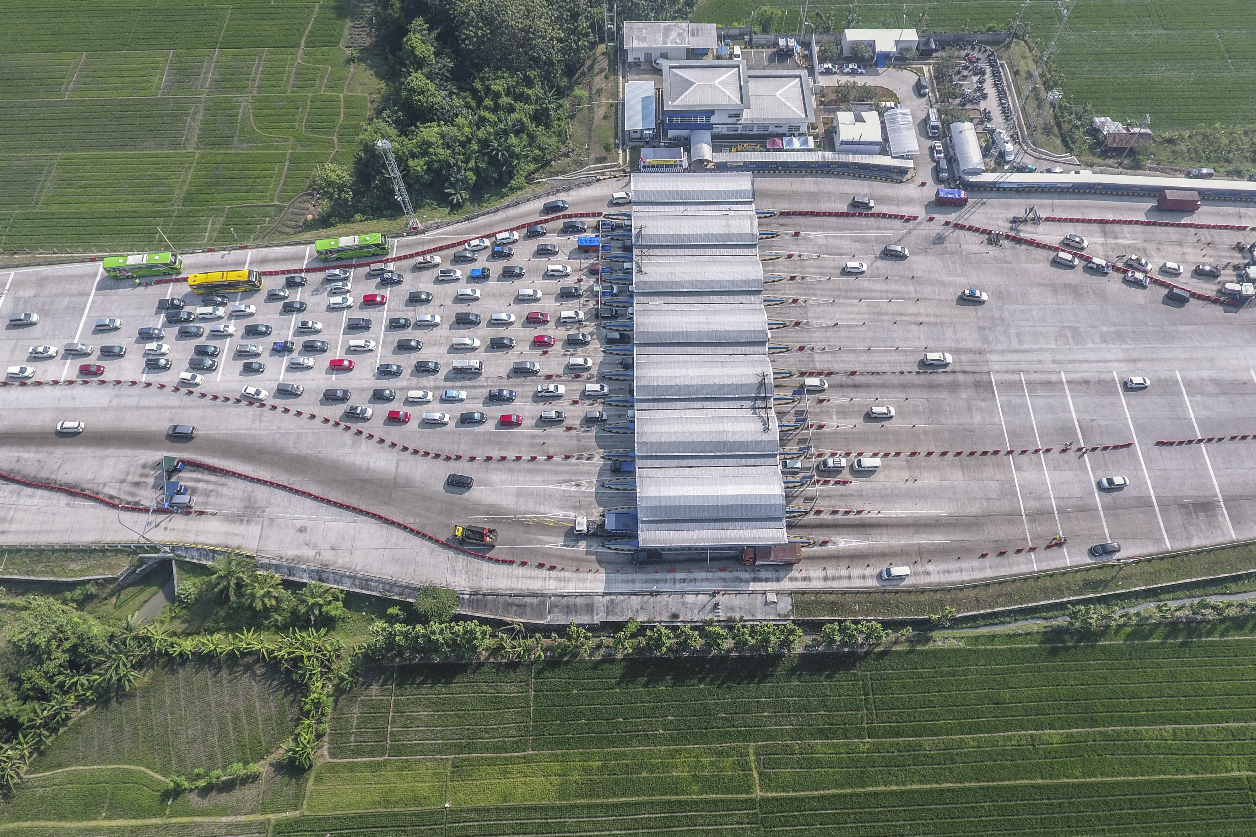 Antrean kendaraan di GT Palimanan ruas to Cipali 