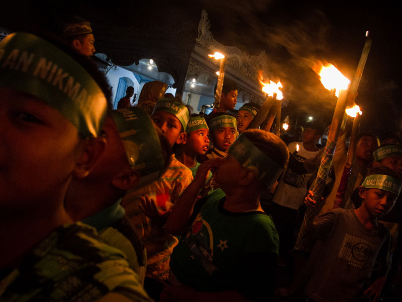 Ilustrasi malam Takbiran dengan menggunakan obor.