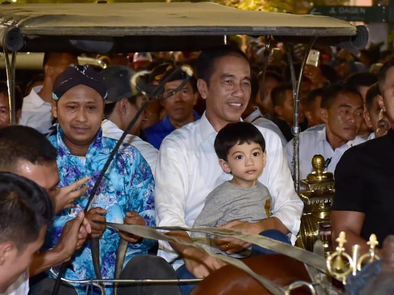 Jokowi naik andong bersama Jan Ethes di Yogyakarta