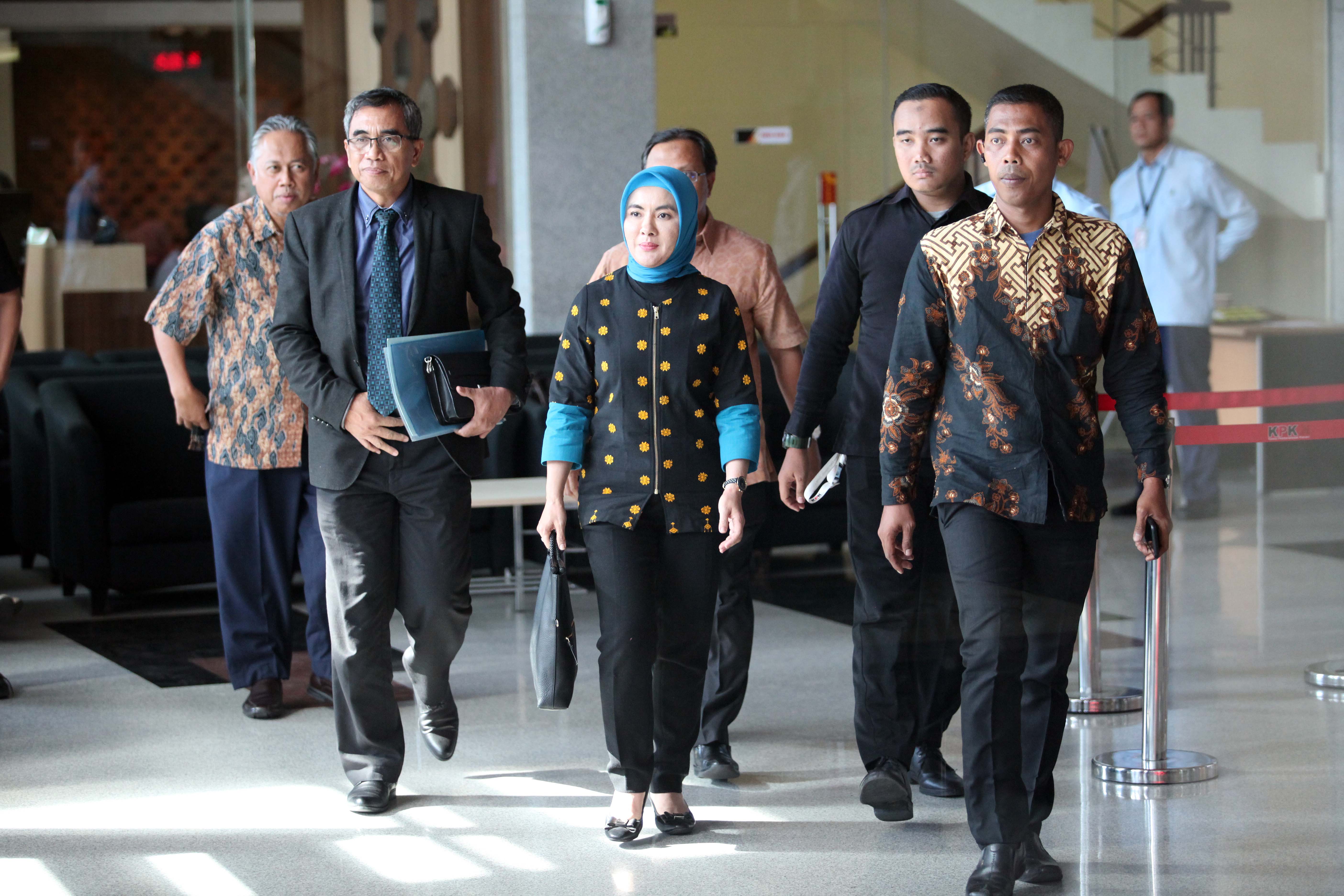 Dirut Pertamina Nicke Widyawati bergegas ketika keluar dari Gedung KPK, Jakarta, Kamis (2/5)