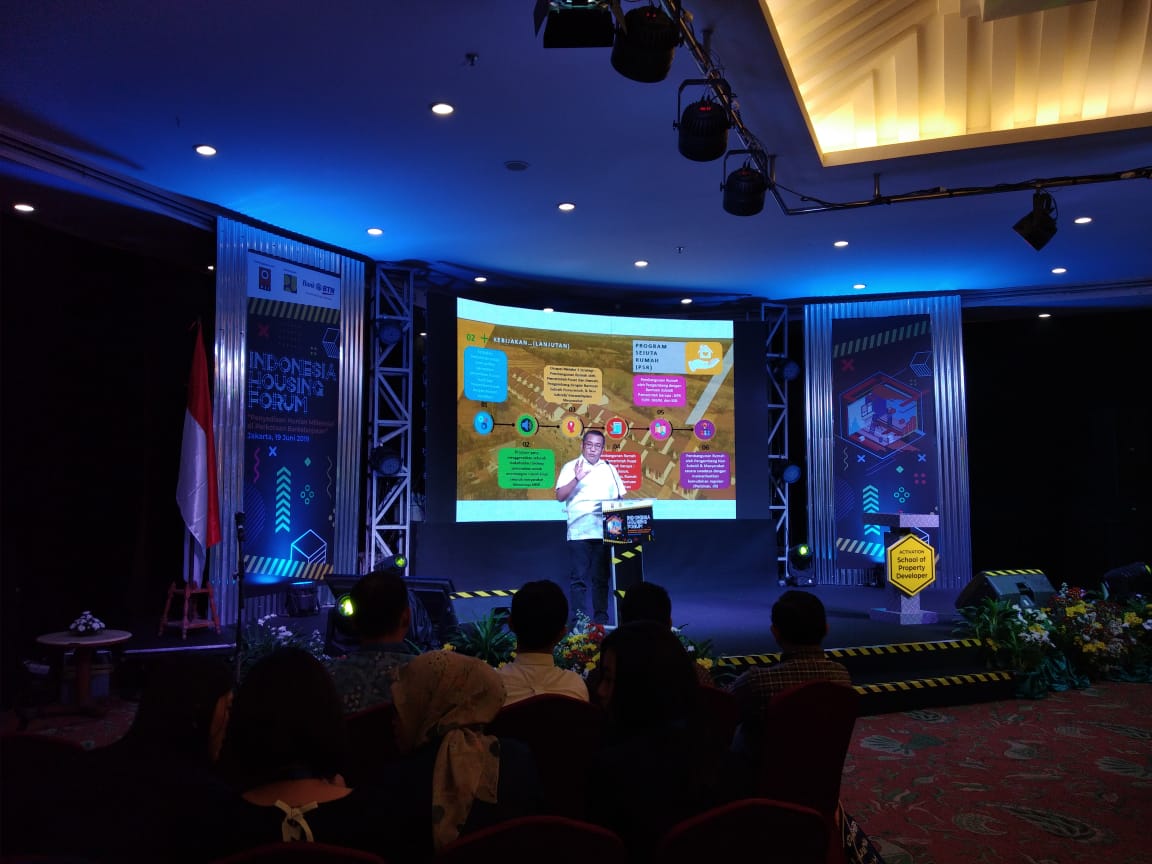 Dirjen Penyediaan Perumahan Kementerian PU-Pera Khalawi Abdul Hamid menyampaikan paparan dalam acara Indonesia Housing Forum di Jakarta.