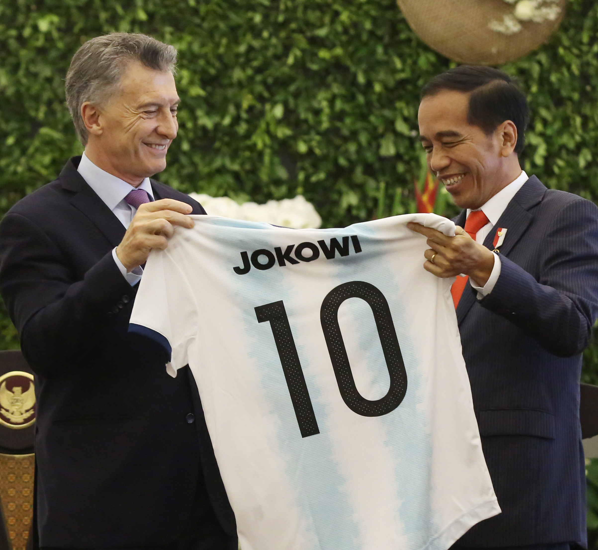 KPK Yakin Jokowi akan Laporkan Jersey Pemberian Presiden Macri