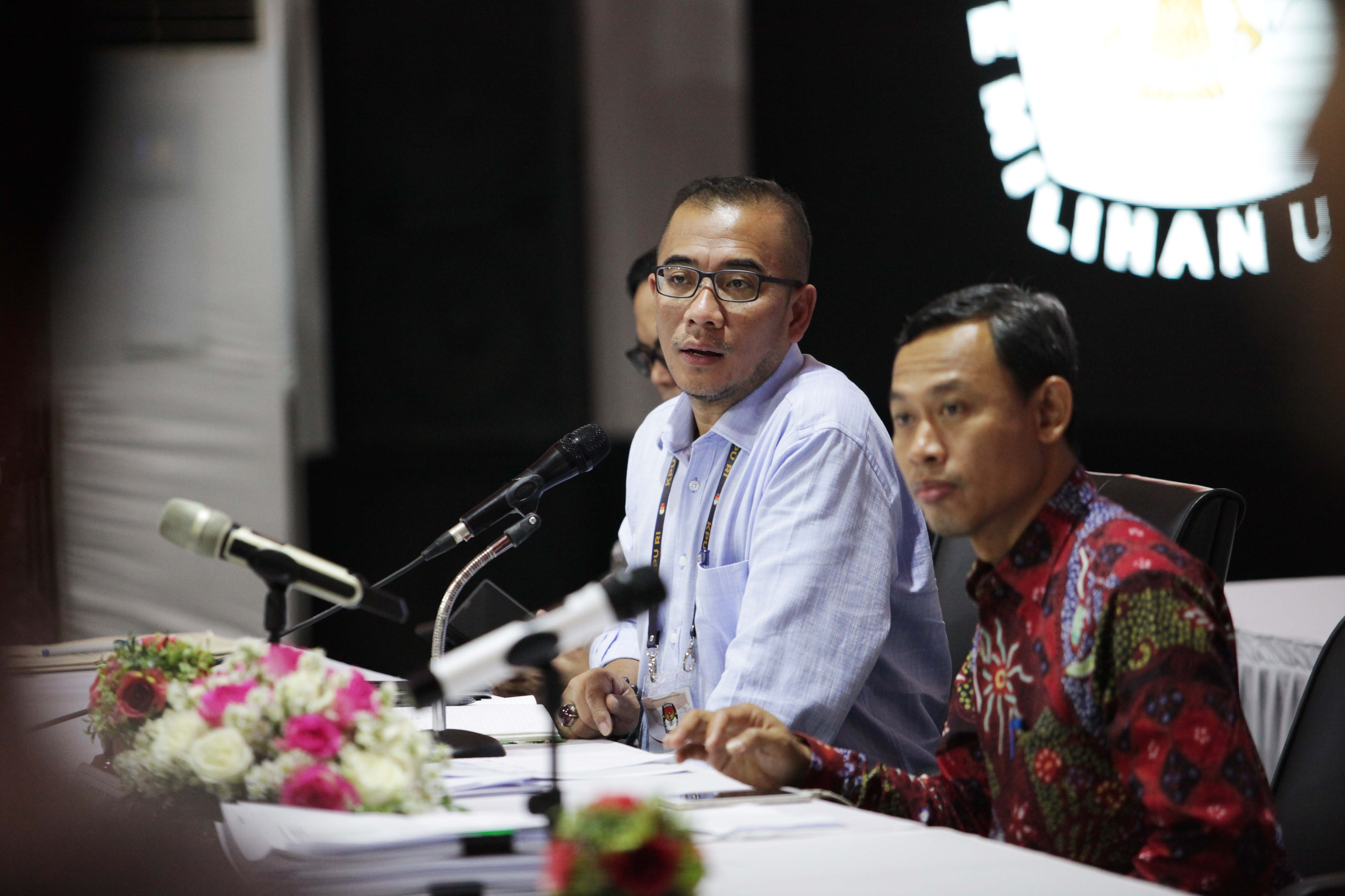 Dua Komisioner KPU Hasyim Asyhari (tengah) bersama Pramono Ubaid Tanthowi (kanan) 