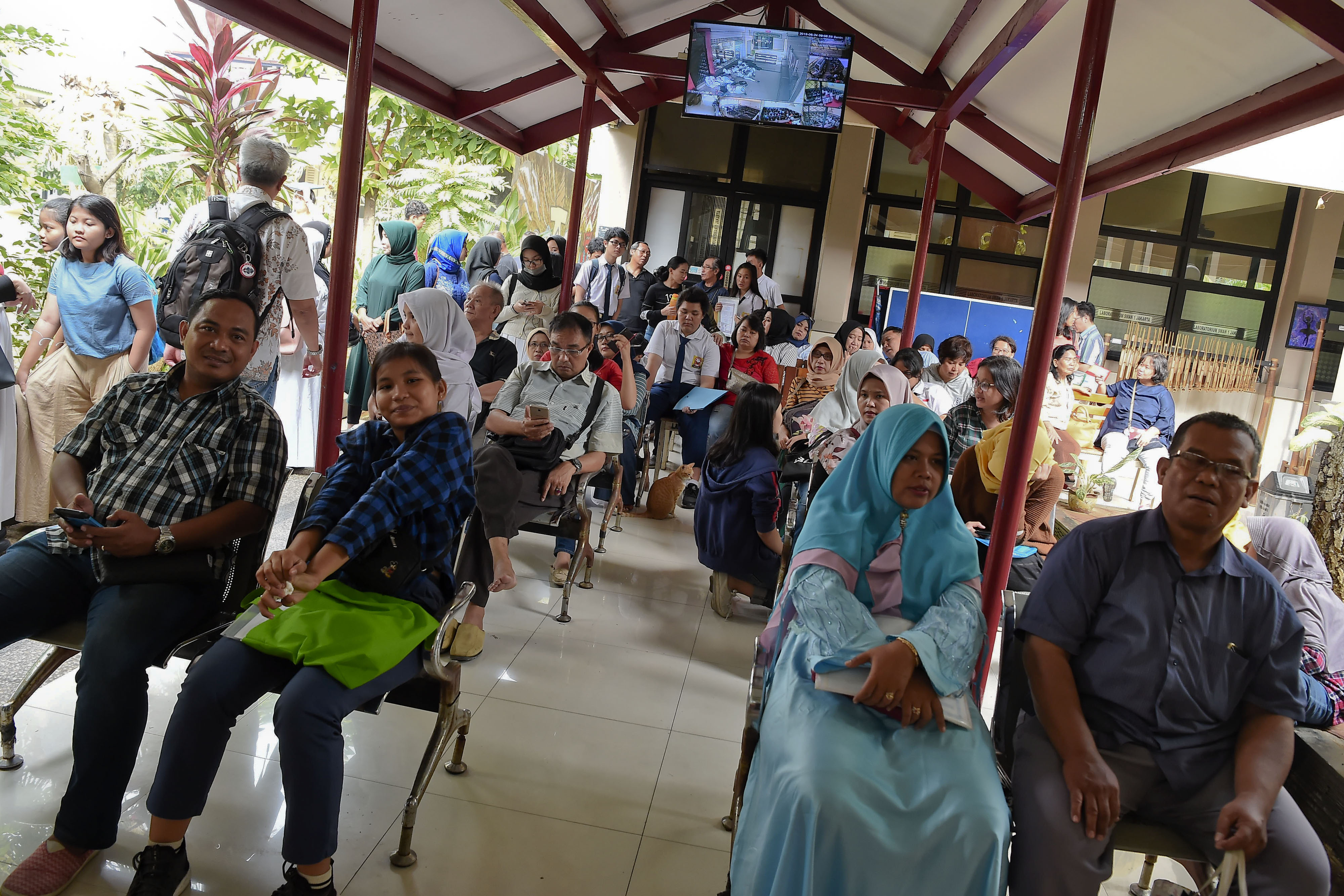 Sejumlah siswa dan orang tua murid antre mengikuti seleksi Penerimaan Peserta Didik Baru (PPDB) di SMAN 1 Jakarta, Jakarta, Senin (24/6/)