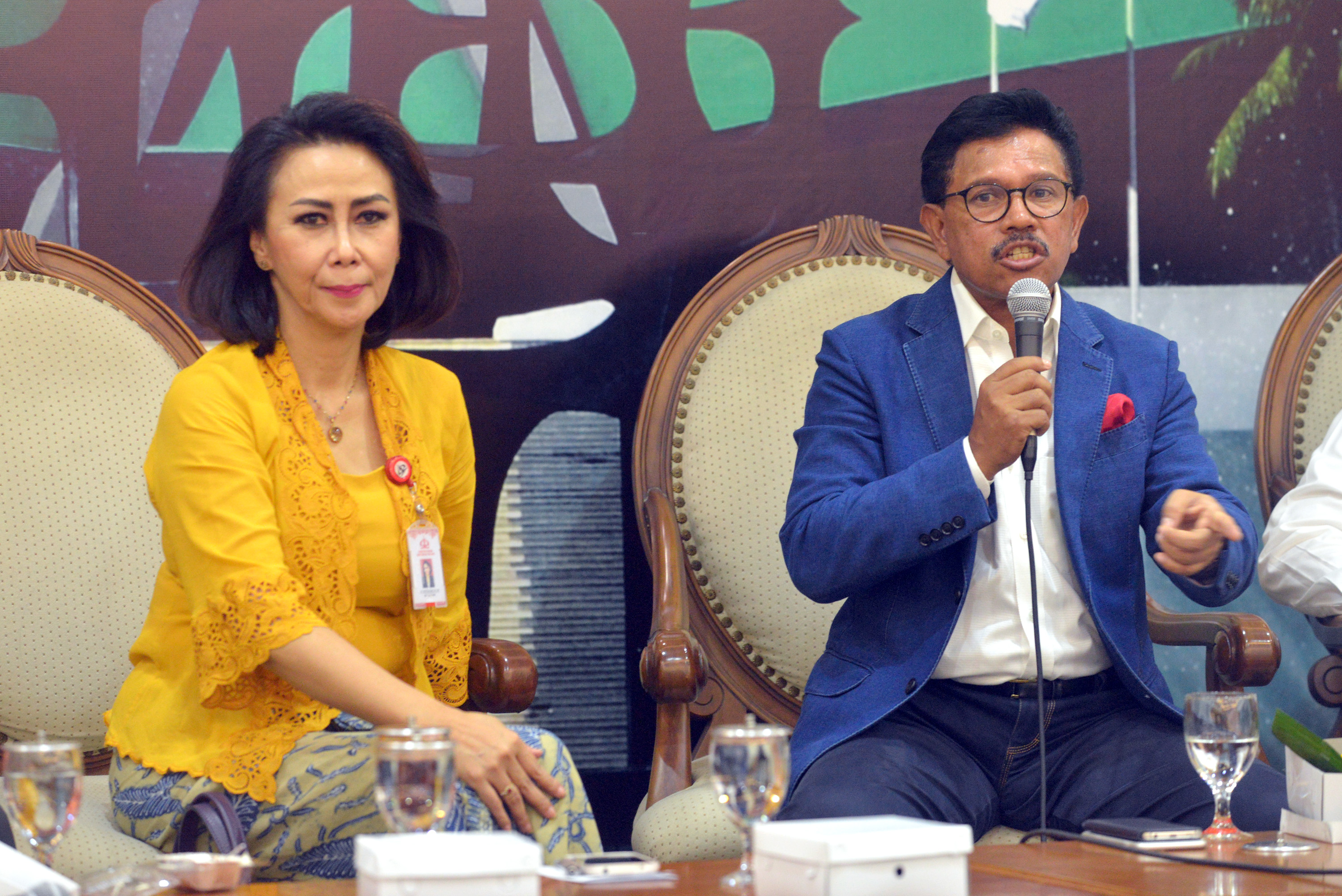 Yenti Garnasih (kiri) berbicara dalam diskusi Forum Legislasi terkait polemik UU Perbankan di Gedung DPR, Jakarta, 14 september 2016