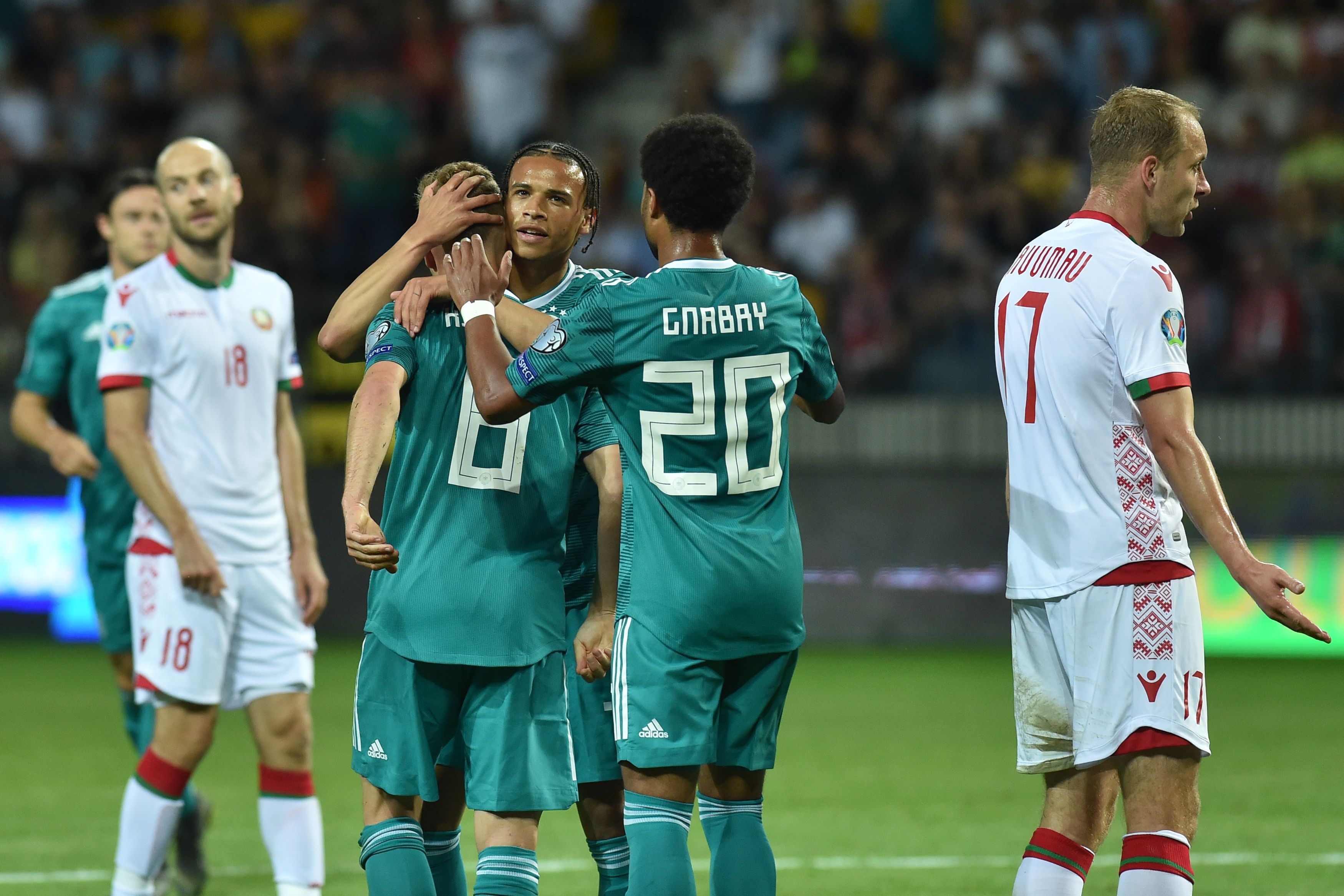 Para pemain tim nasional Jerman berpelukan seusai menjebol gawang tim nasional Belarus.