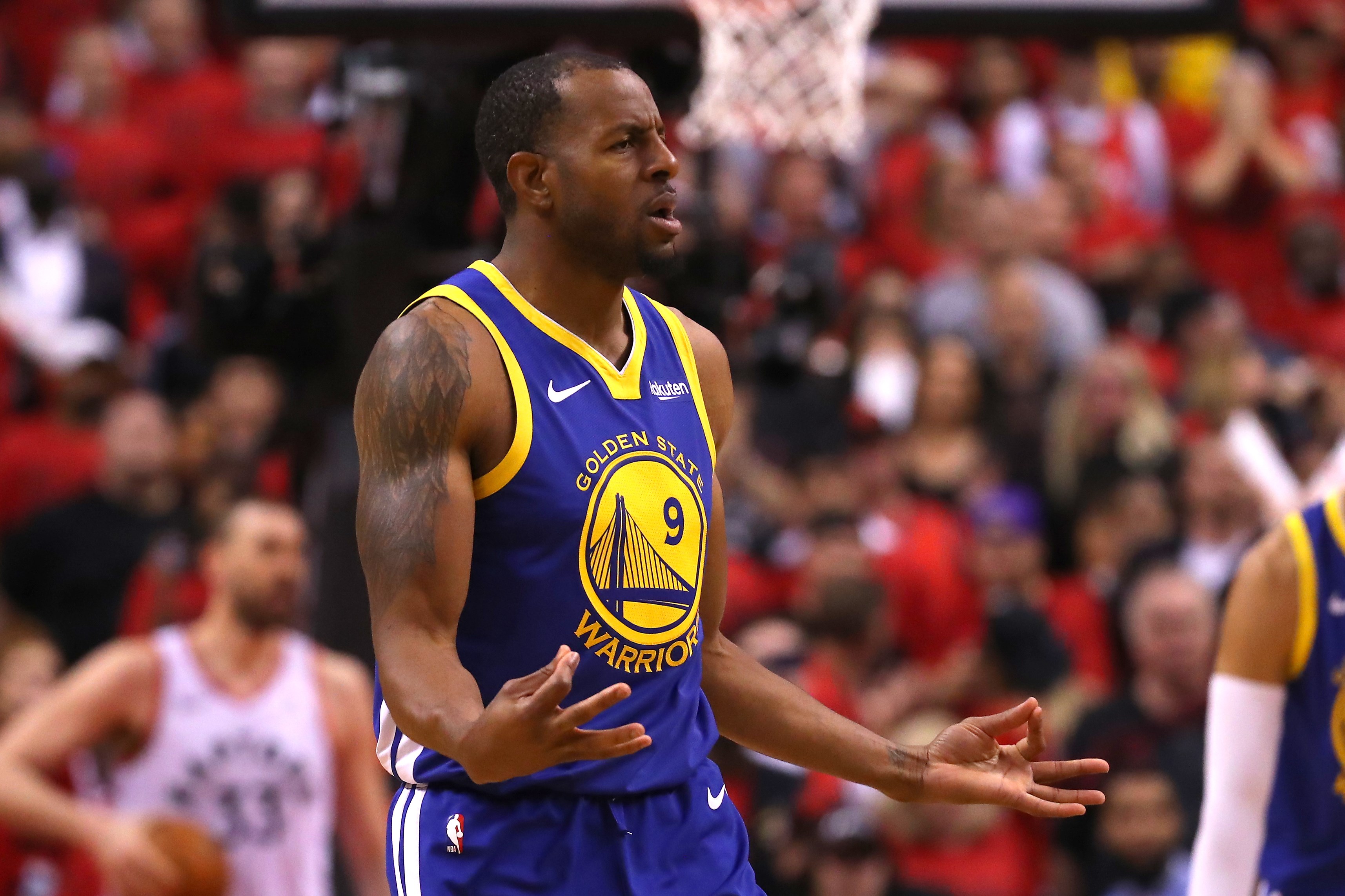 Andre Iguodala merayakan tembakan tiga angkanya di akhir laga melawan Raptors