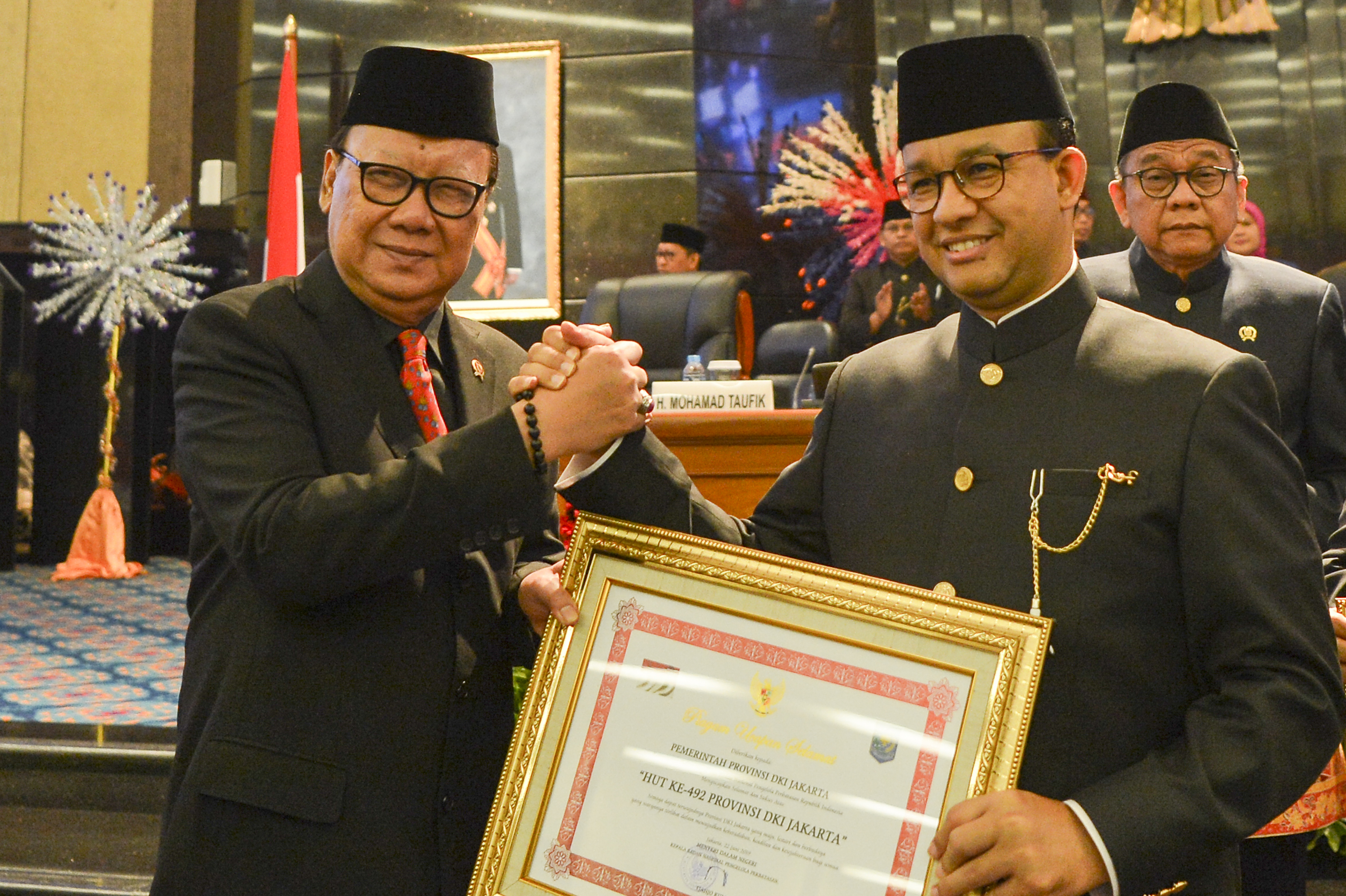 Menteri Dalam Negeri Tjahjo Kumolo (kiri) bersama Gubernur DKI Jakarta Anies Baswedan (kedua kanan)