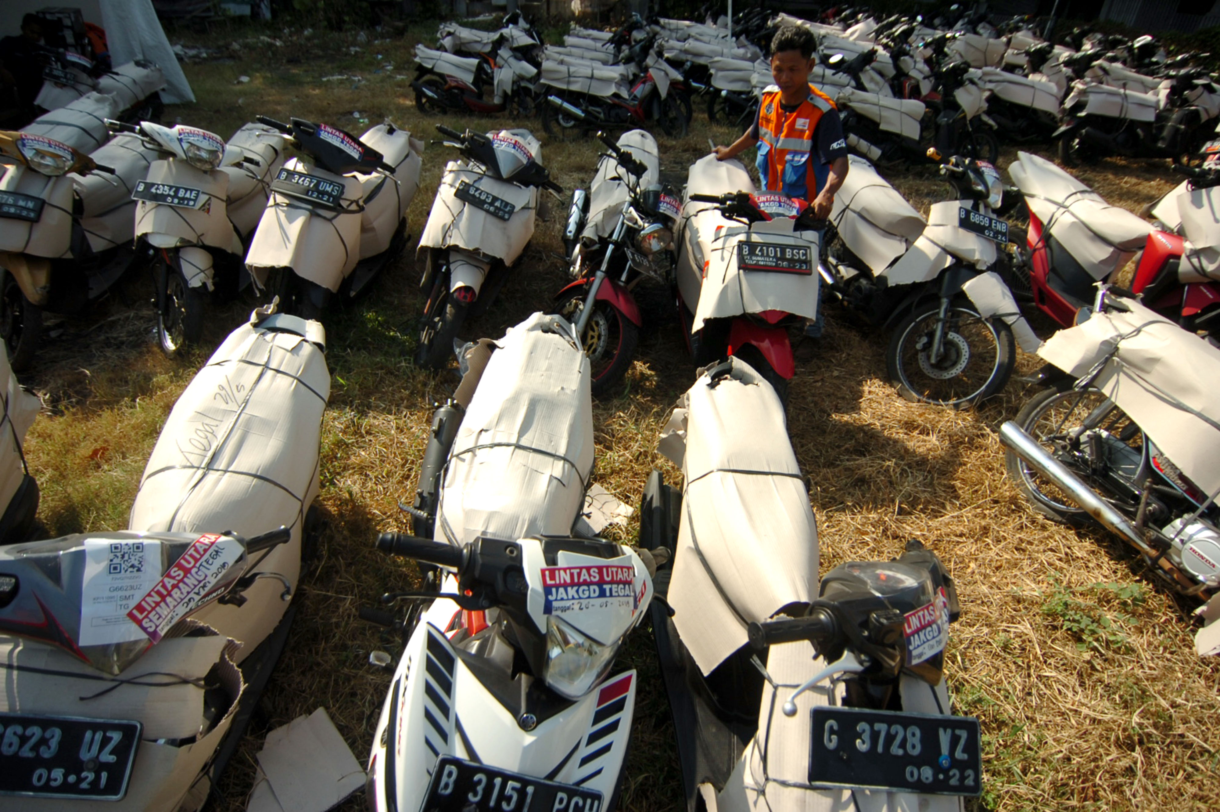 Sepeda motor pemudik yang akan diberangkatkan lewat kereta Api