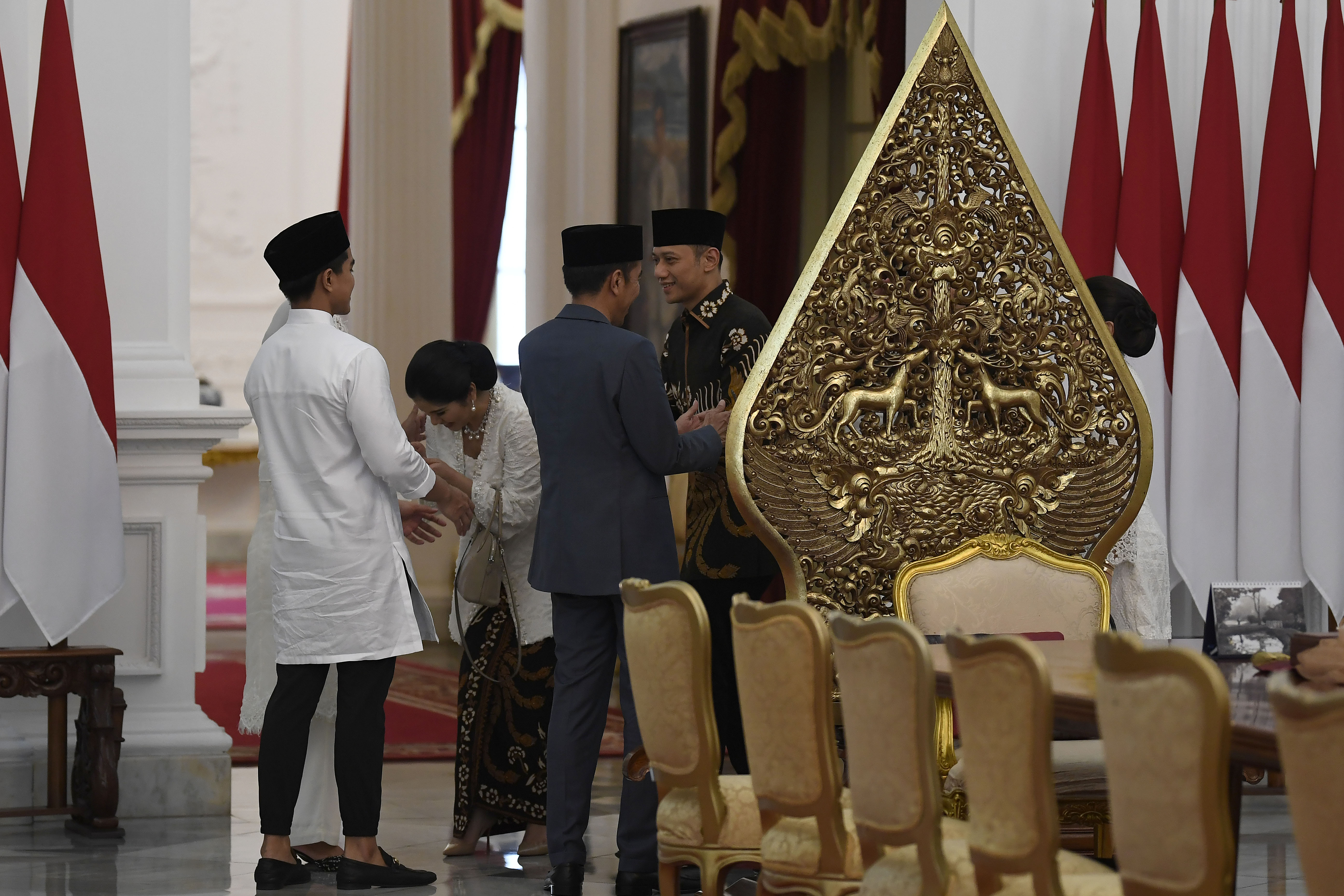 AHY bersilaturahmi ke Istana Negara disambut Presiden Jokowi, Ibu Iriana, dan Kaesang.