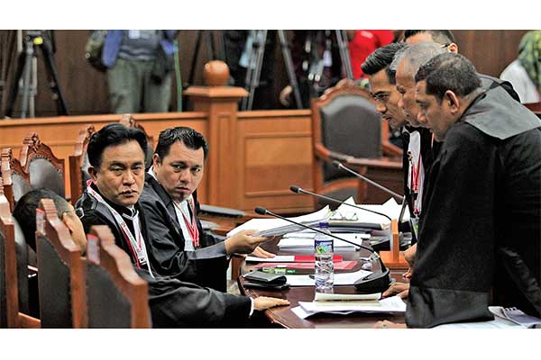 Ketua tim kuasa hukum pihak terkait Yusril Ihza Mahendra (kedua dari kiri)