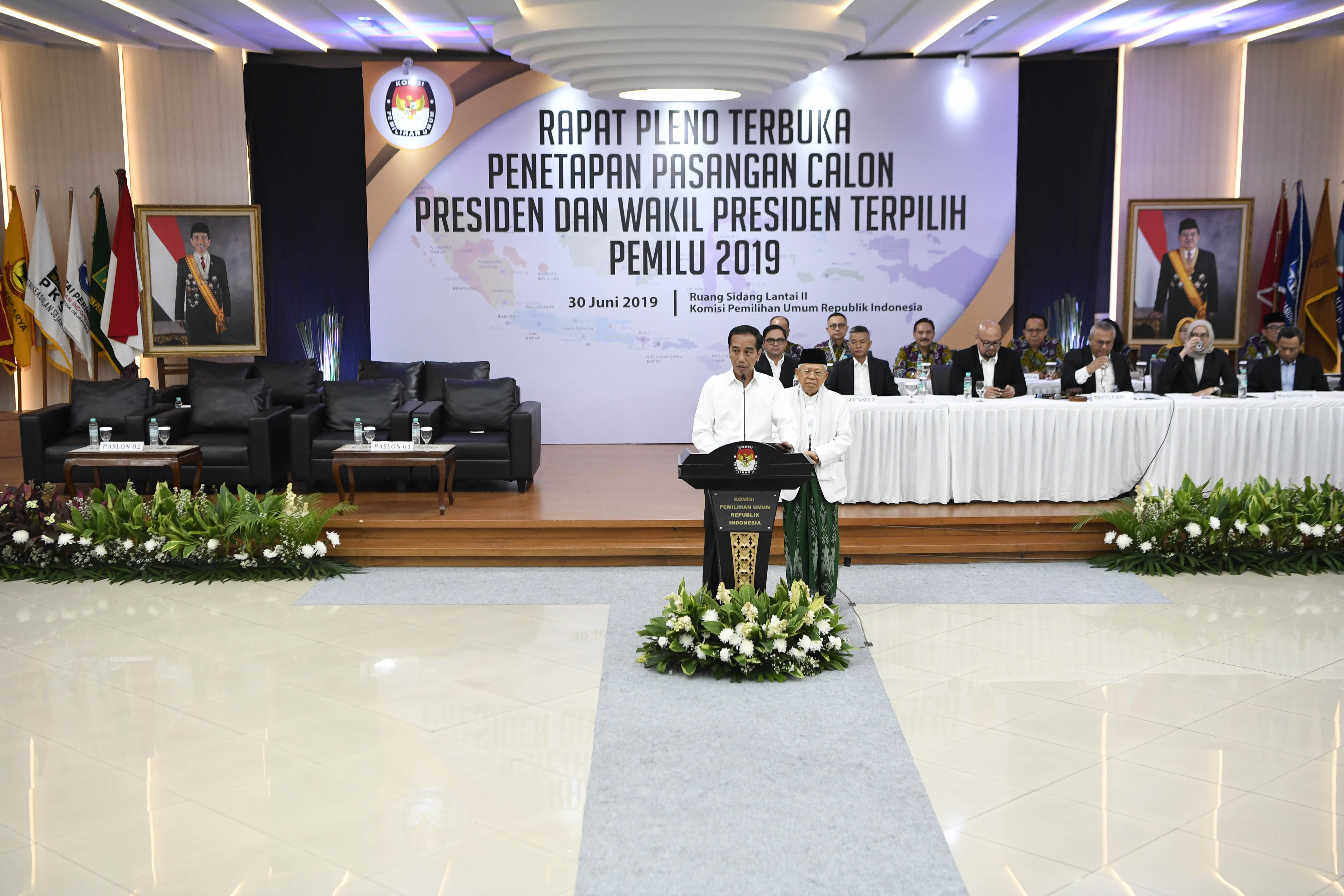  Presiden dan Wakil Presiden terpilih periode 2019-2024, Joko Widodo (kiri) dan KH Ma'ruf Amin (kanan) menyampaikan sambutan 