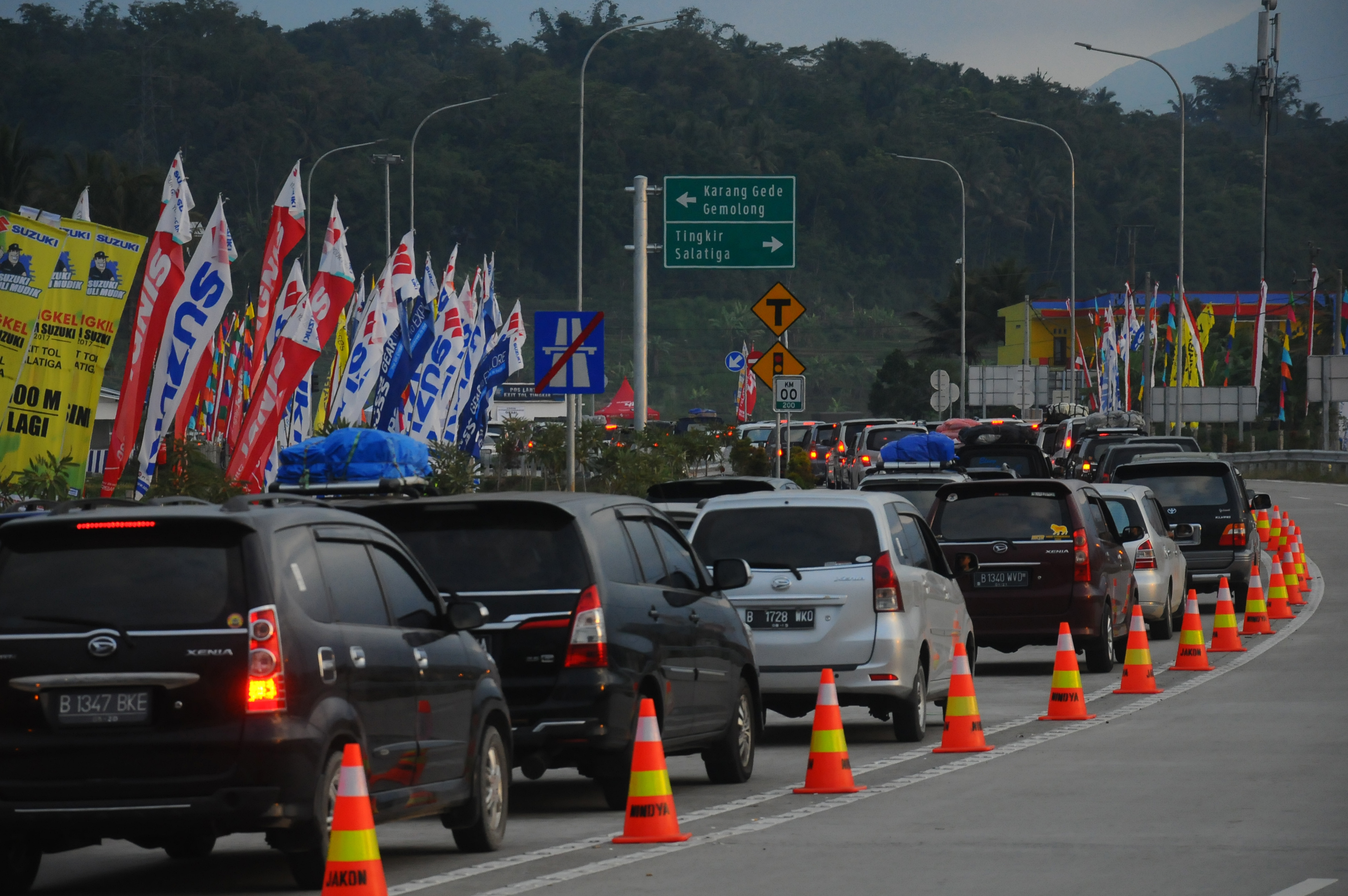 Antrean kenadaraan di ruas tol Solo-Semarang