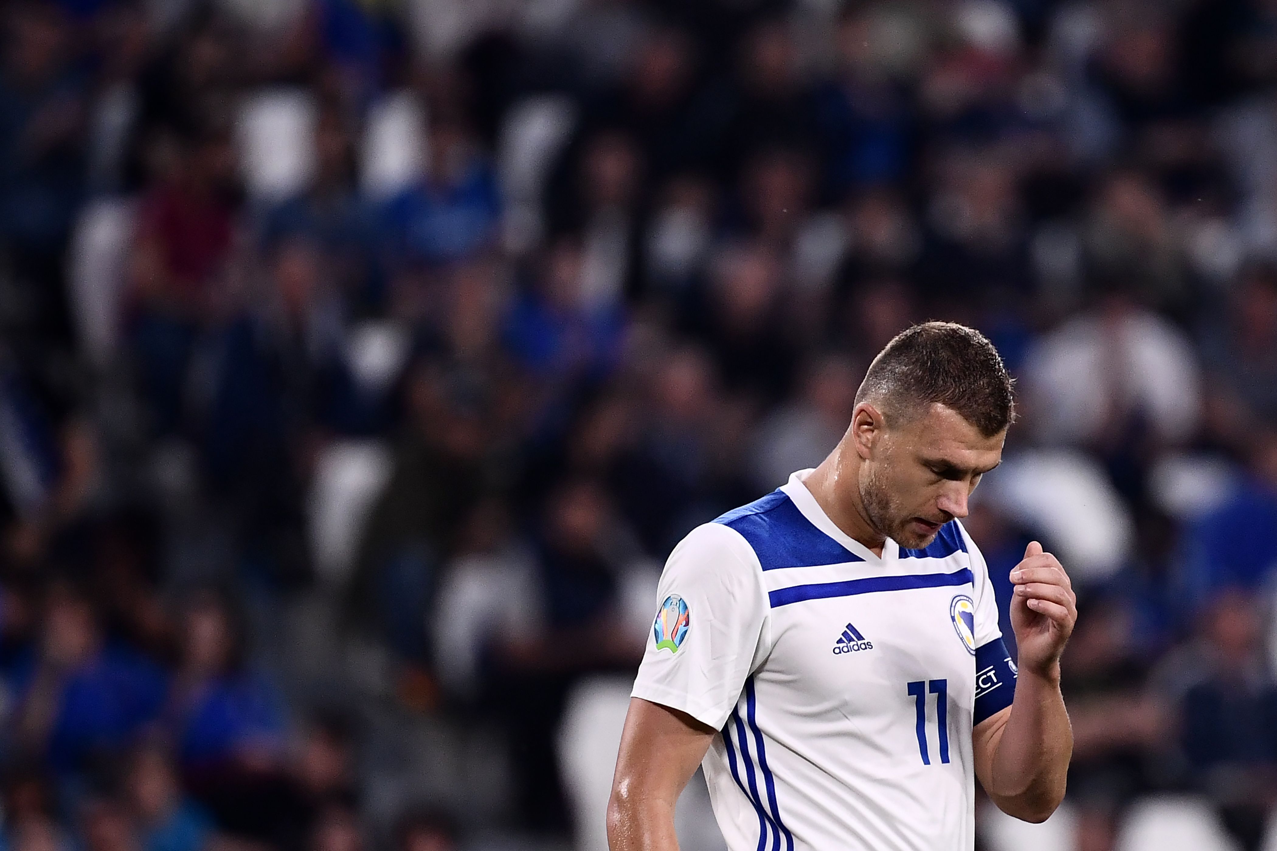 Edin Dzeko tertunduk usai laga Piala Eropa antara Bosnia dan Italia.