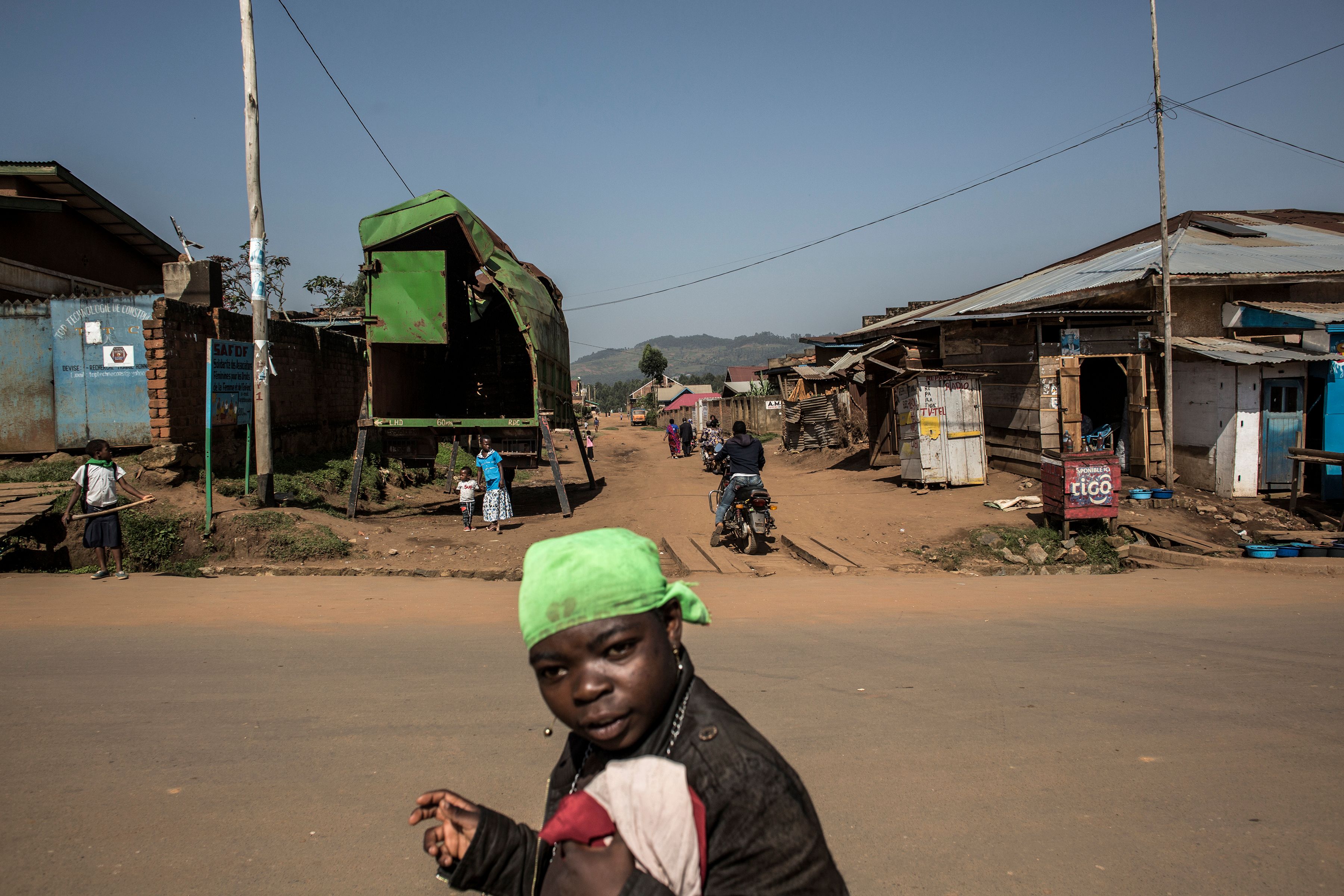 Seorang perempuan melintas di jalan di Provinsi Butembo, salah satu lokasi penyebaran Ebola di Kongo