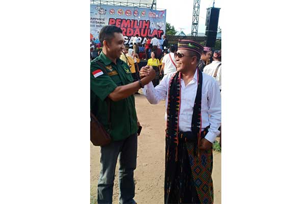 Ketua DPC PBB Mabar Harun Rasyil Bahali (kiri) dan Ketua DPD NasDem Mabar Editasius Endi (kanan) di sela-sela Deklarasi Pemilu Damai 2019 