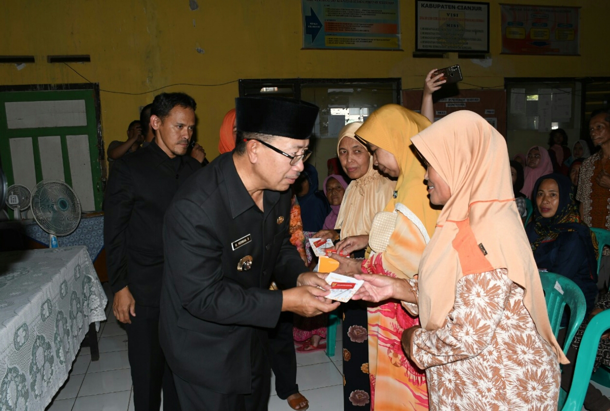 Penyerahan Kartu Keluarga Sejahtera di Cianjur 