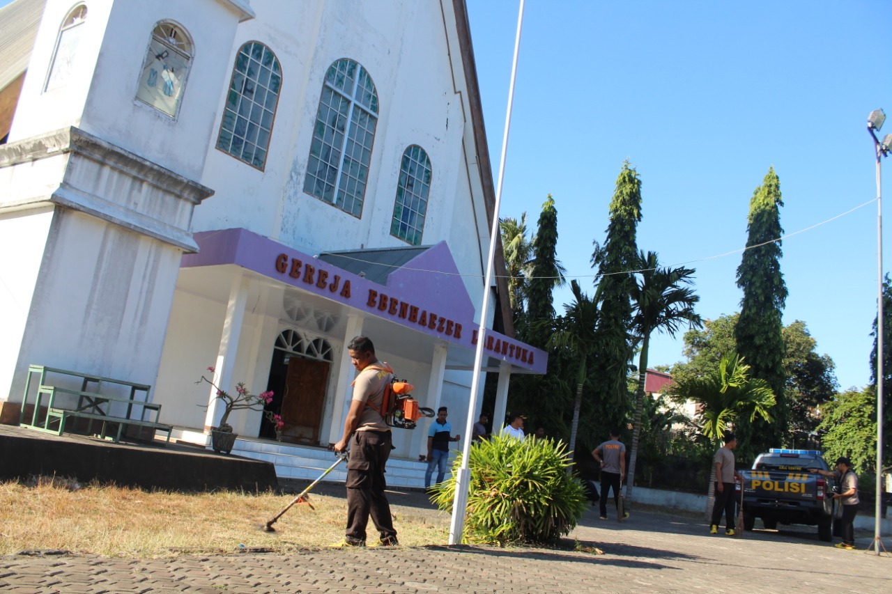 Para personel polisi dari Polres Flores Timur membersihkan tempat-tempat ibadah dalam Bakti Religi, Jumat (28/6). 