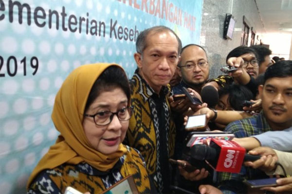  Menteri Kesehatan Nila Moeloek memberikan keterangan pada wartawan usai menghadiri acara Seminar Pelayanan Kesehatan Haji 