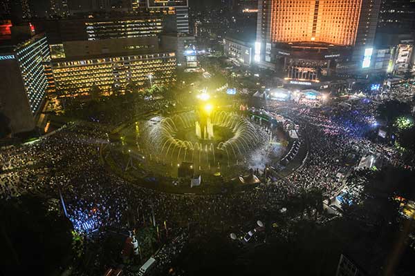 Bundaran HI dipadati warga dalam rangka Hari Ulang Tahun Ke-492 Kota Jakarta 