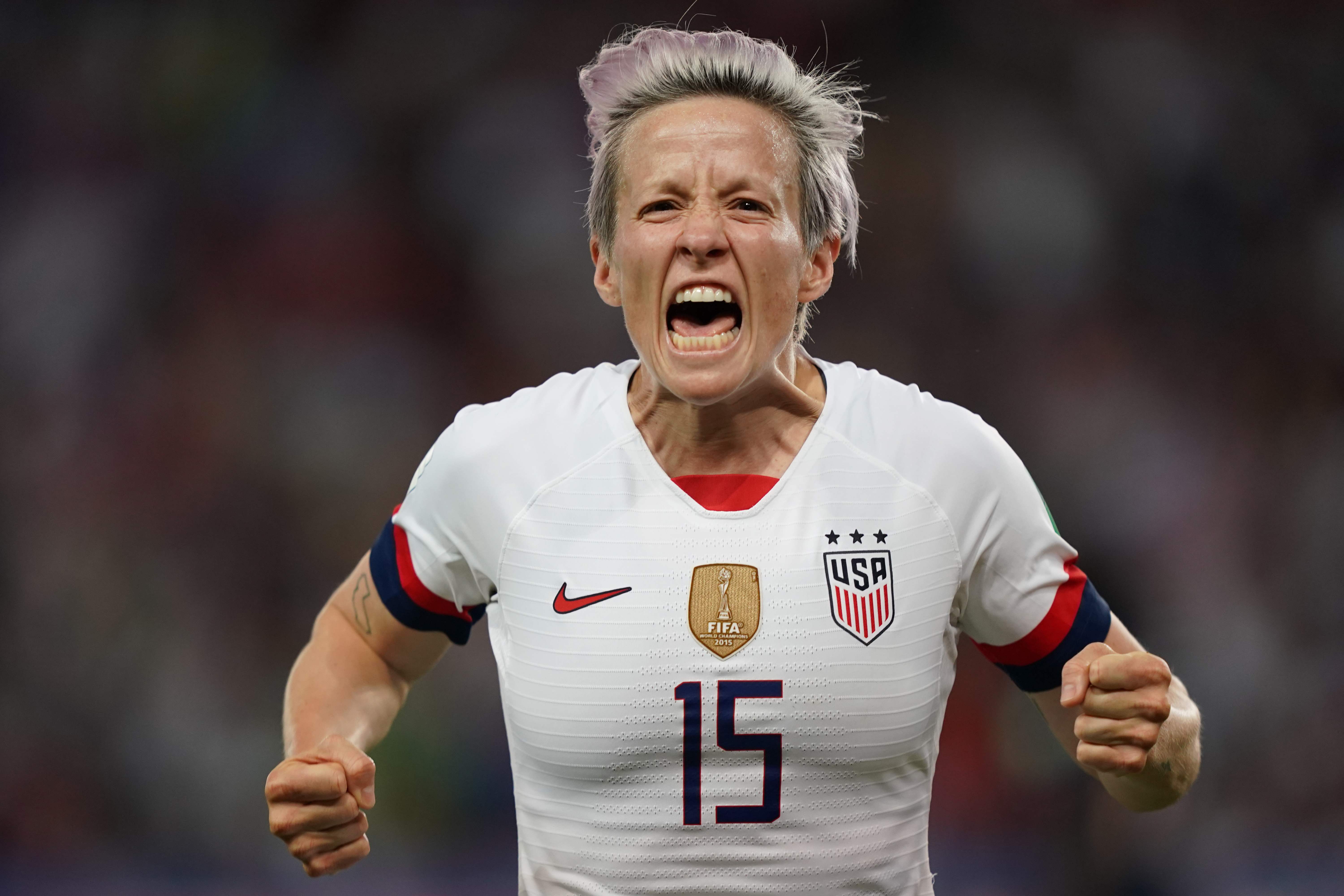 Megan Rapinoe melakukan selebrasi usai mencetak gol ke gawang Prancis di laga perempat final Piala Dunia Putri.