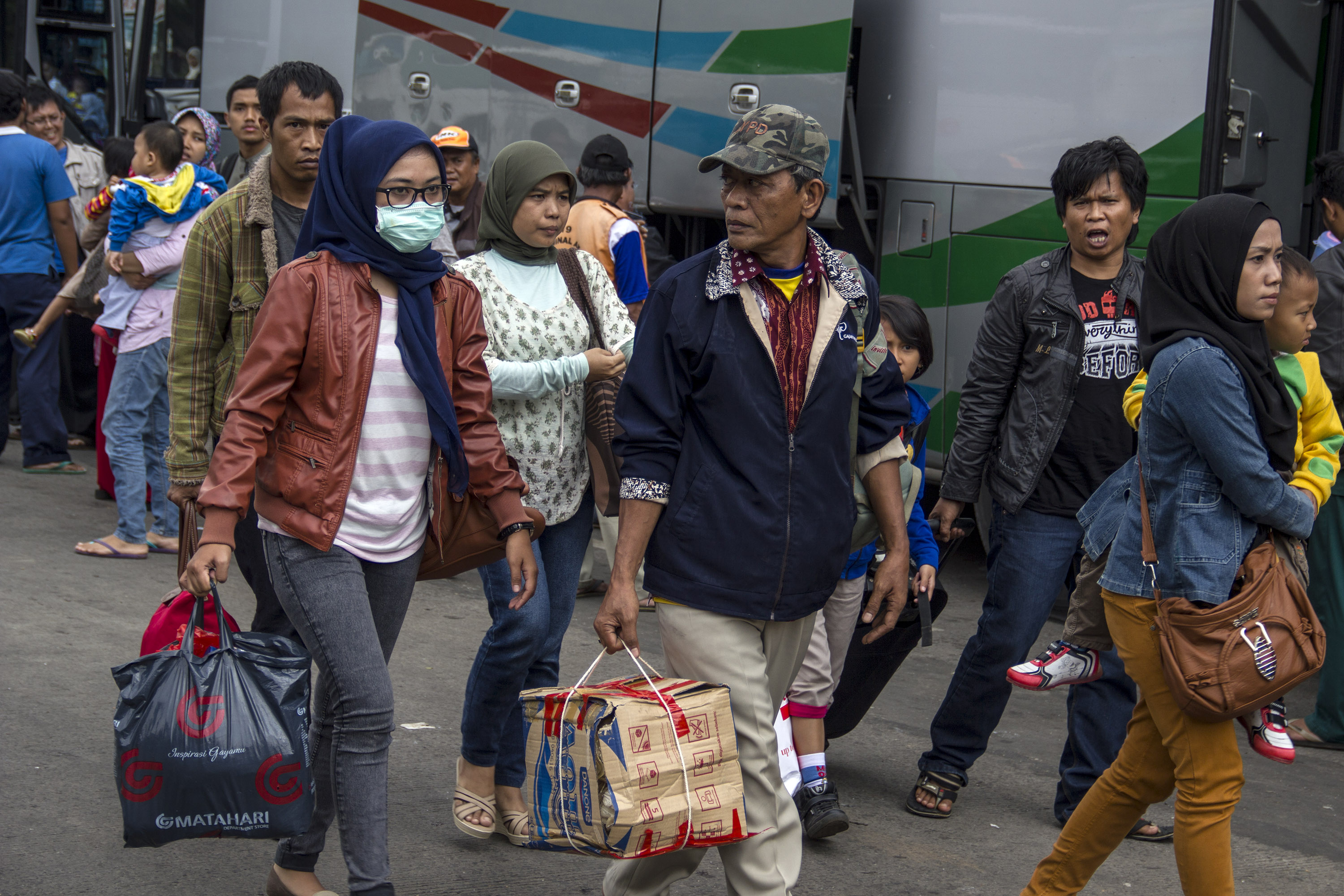 Para penumpang dari berbagai daerah tiba di Terminal banyak di antara mereka merupakan wajah baru