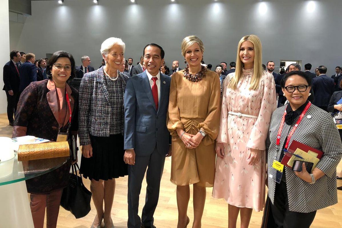 Presiden Jokowi di antara sejumlah perempuan tokoh dunia.