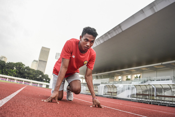 Pelari tim estafet 4x100 meter putra Indonesia Lalu Muhammad Zohri melakukan posisi start saat mengikuti latihan di Stadion Madya.