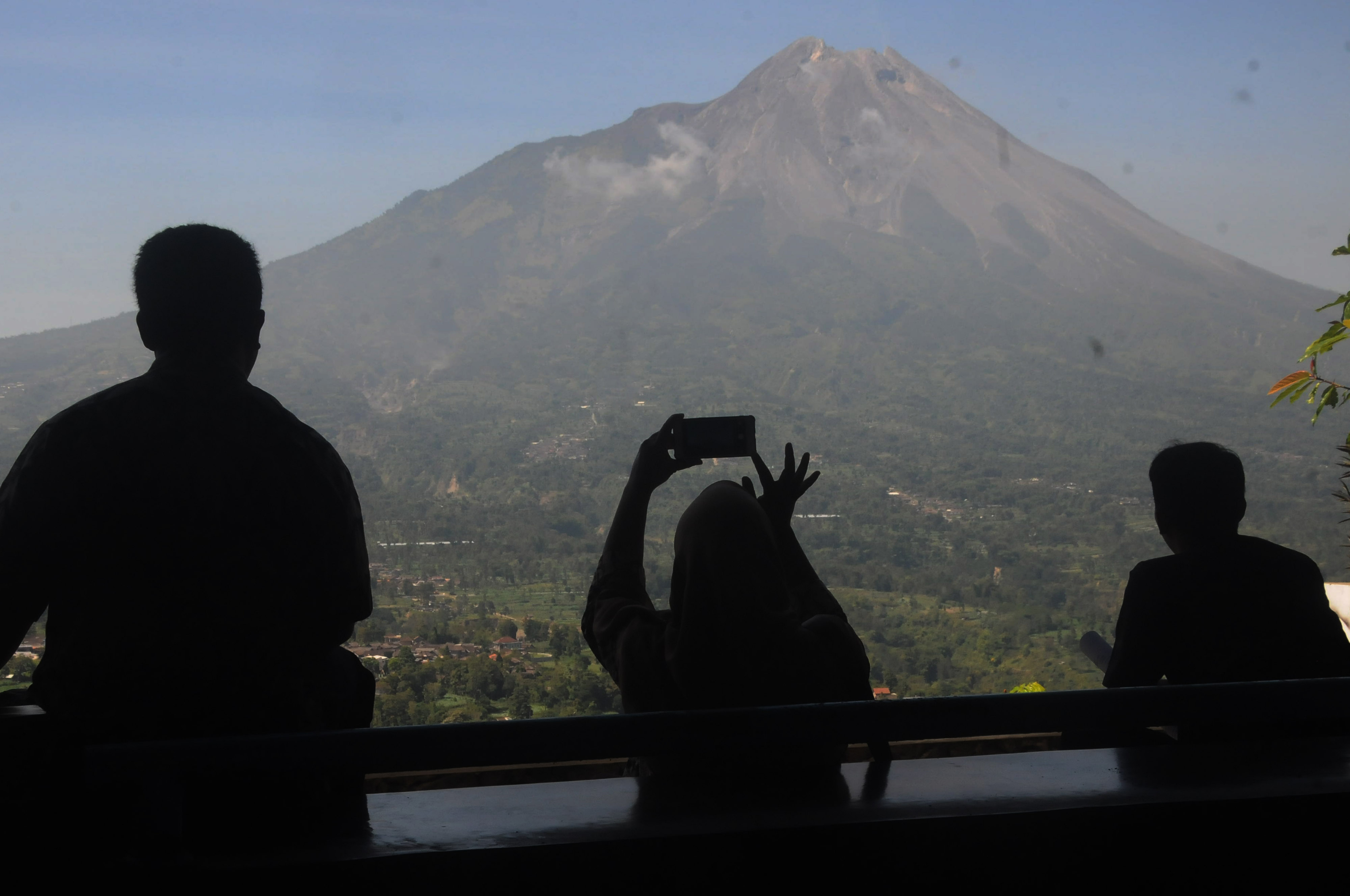 Warga melihat pemandangan Gunung Merapi di kawasan Magelang, Jawa Tengah