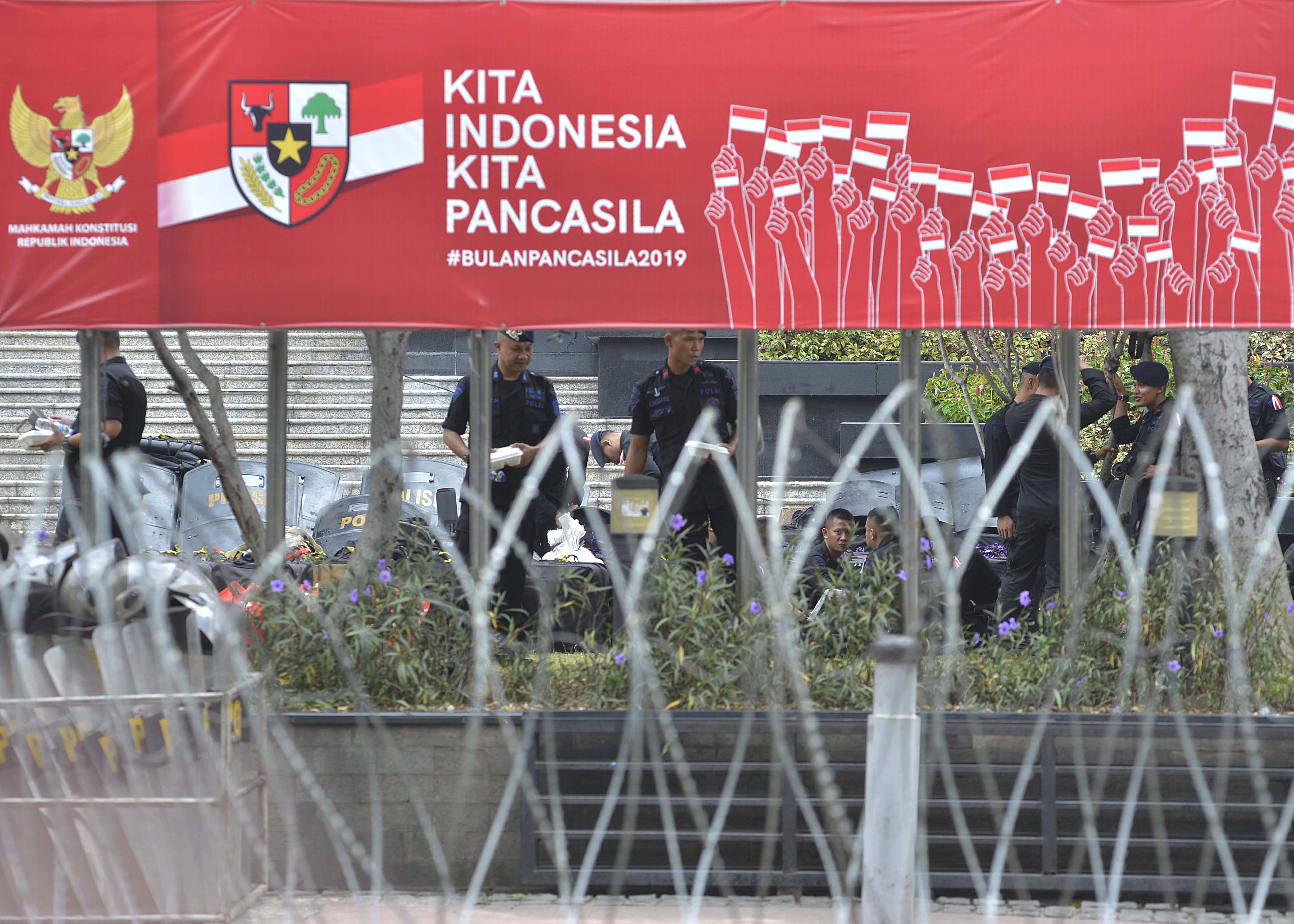 Petugas keamanan bersanatai saat keadaan depan Mahkamah Konstitusi (MK) tidak ada aksi didepan Gedung MK