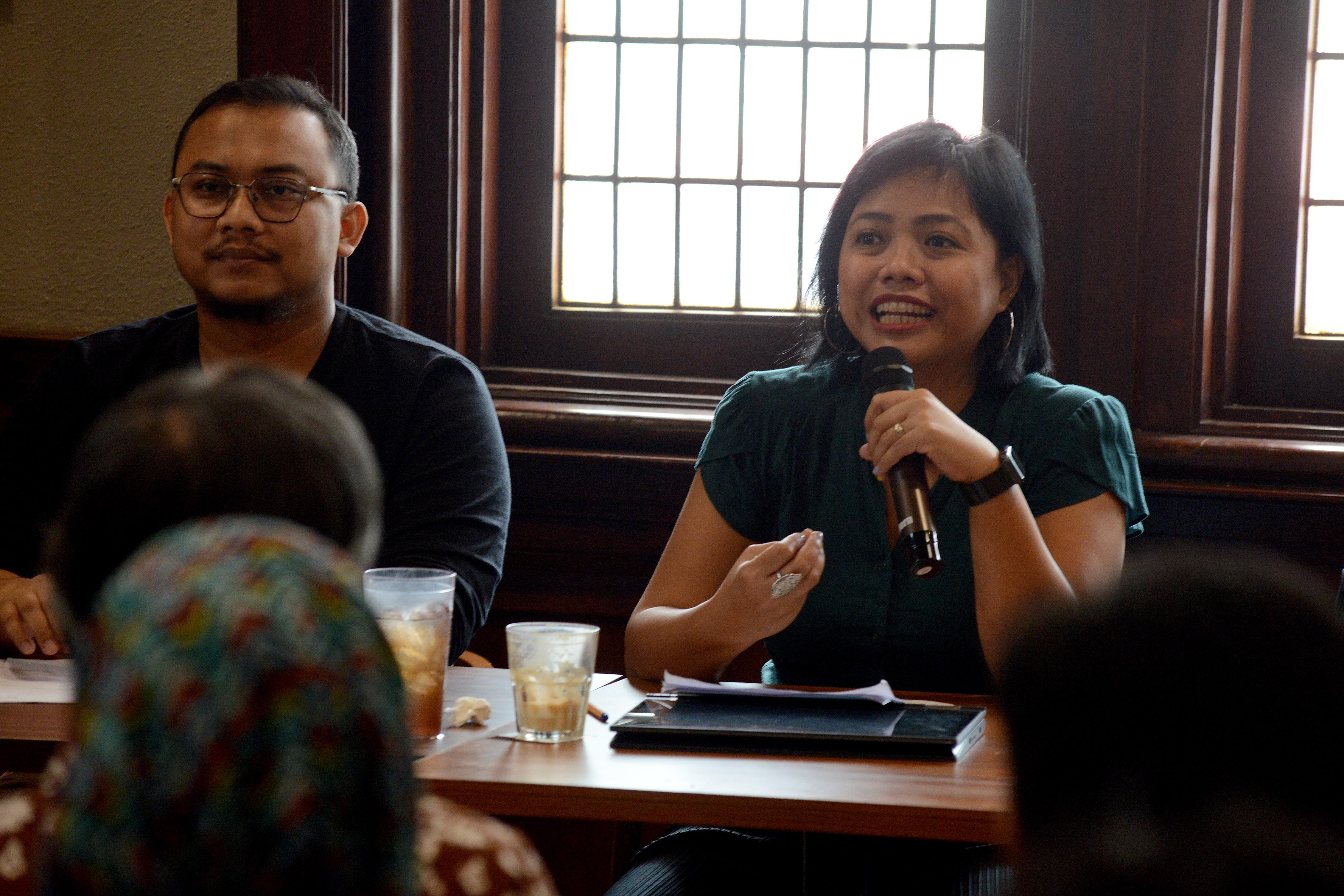 Pakar hukum dari Pusat Studi Hukum dan Kebijakan (PSHK) Bivitri Susanti (kanan).  