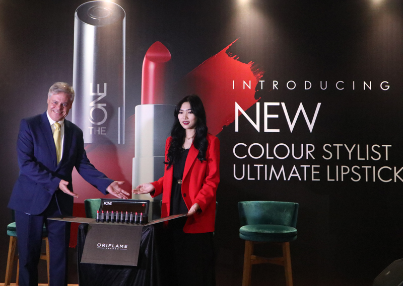 Vice President Oriflame Comercial Marketing Indonesia and South East Asia Didier Marlart dan brand ambasador Oriflame Isyana Sarasvati.