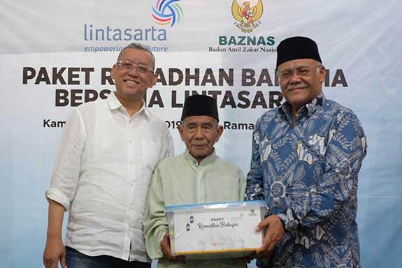 Dirut Lintasarta Arya Damar (kiri) bersama Wakil Ketua Baznas, Zainul Baharnoor (kanan) menyerahkan paket sembako secara simbolis 