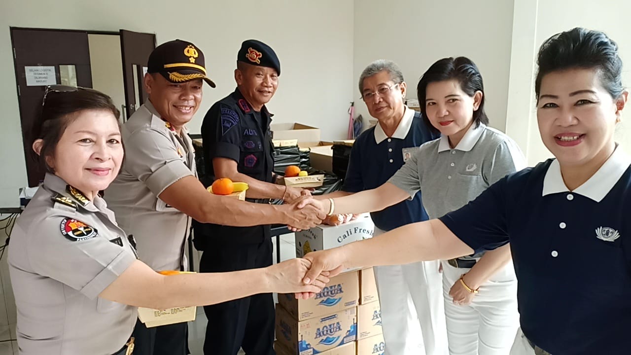 Yayasan Budha Tzu Chi memberikan makanan kepada Brimob di Wisma Atlet Kemayoran