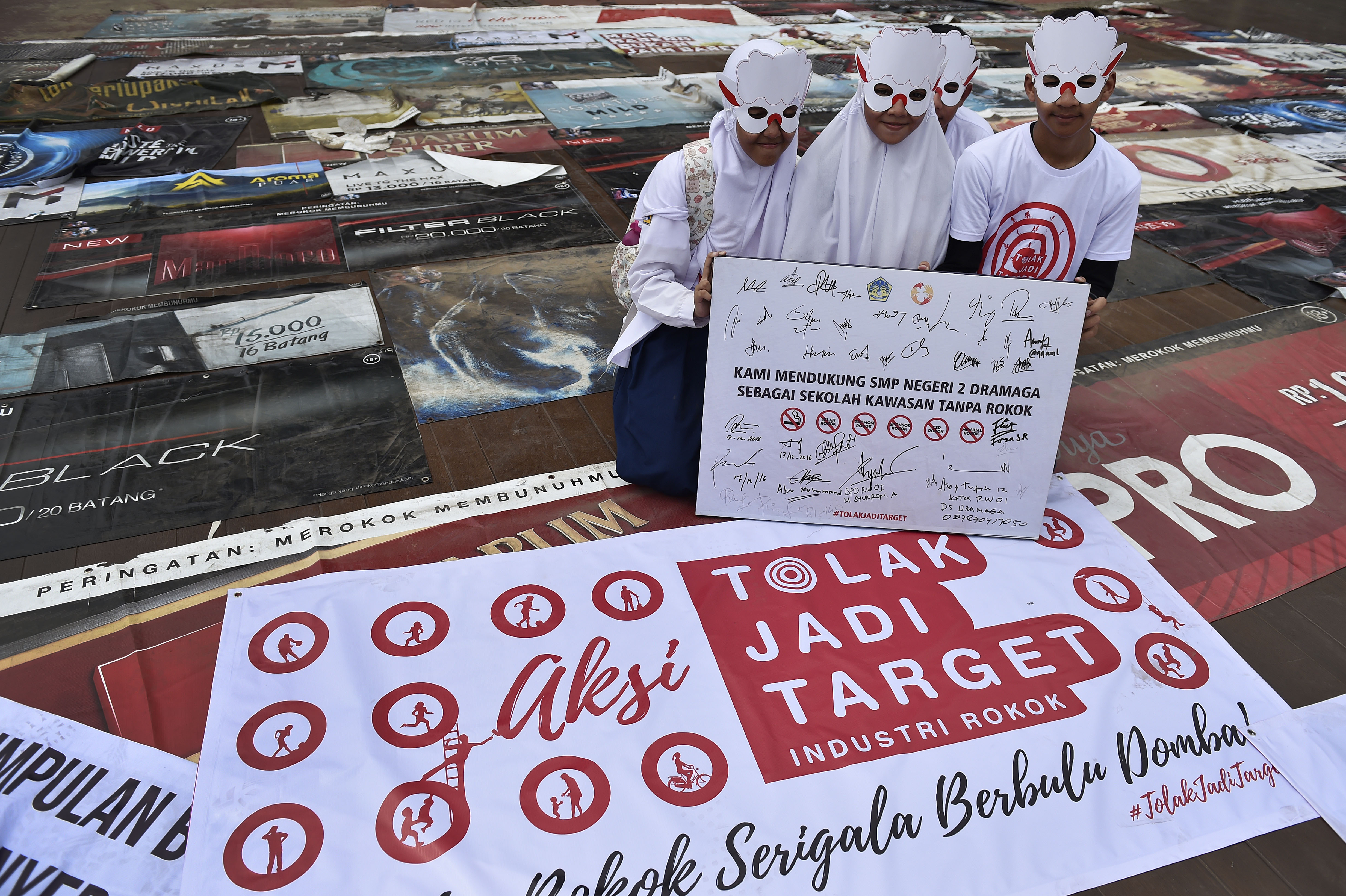 Sejumlah pelajar mengenakan topeng domba saat menggelar aksi #TolakJadiTarget iklan rokok di kawasan Silang Monas