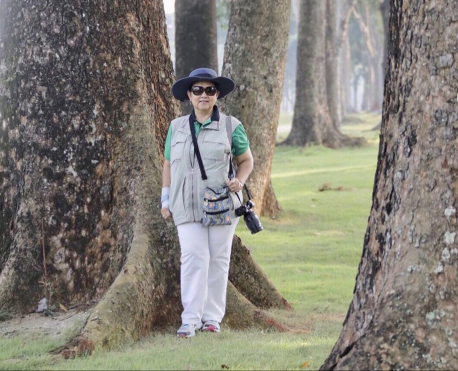 Ibu Ani berpose dengan berbekal kamera