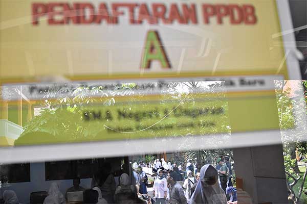 Sejumlah calon siswa bersiap menyerahkan berkas-berkas kelengkapan pendaftaran Penerimaan Peserta Didik Baru (PPDB) 2018