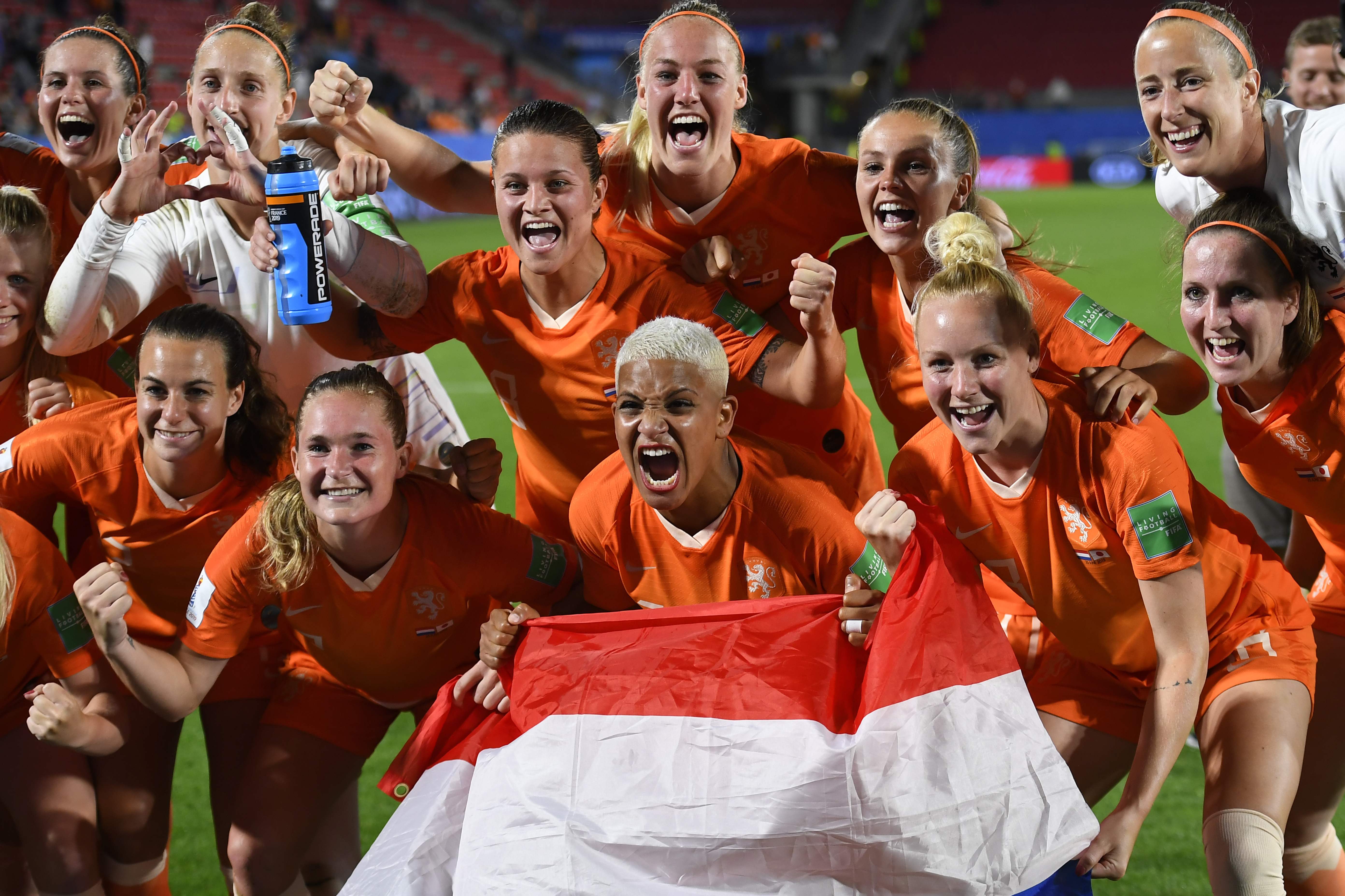 Para pemain Belanda merayakan kemenangan mereka atas Jepang