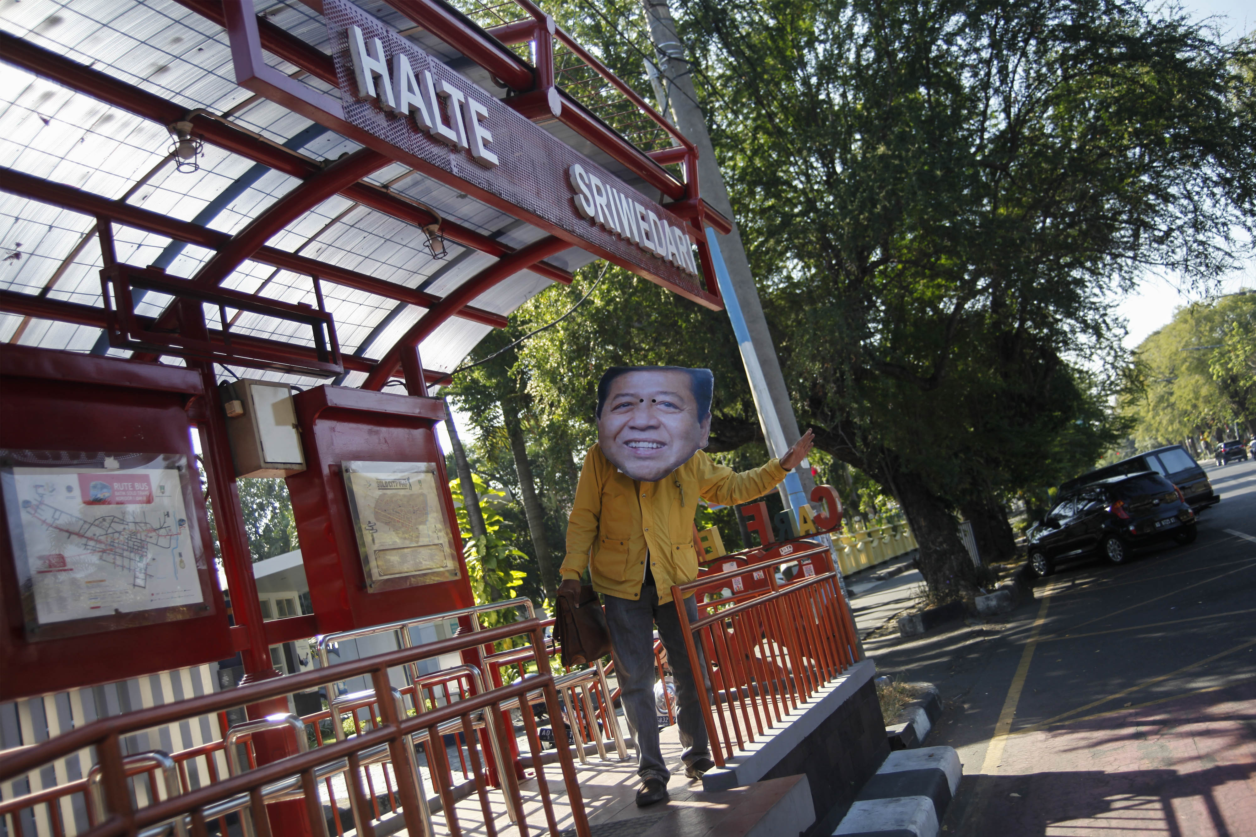 Warga memakai topeng kertas bergambar Setya Novanto saat menggelar aksi bertajuk Setya Novanto Plesiran di Solo, Jawa Tengah, Senin (17/6)