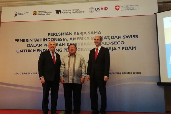 Pemerintah Indonesia, Amerika Serikat, dan Swiss meluncurkan perjanjian baru guna menyediakan air bersih bagi 60 ribu masyarakat perkotaan 