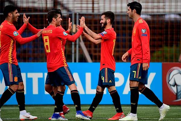 Pemain timnas Spanyol merayakan gol ke gawang Kepulauan Faroe 
