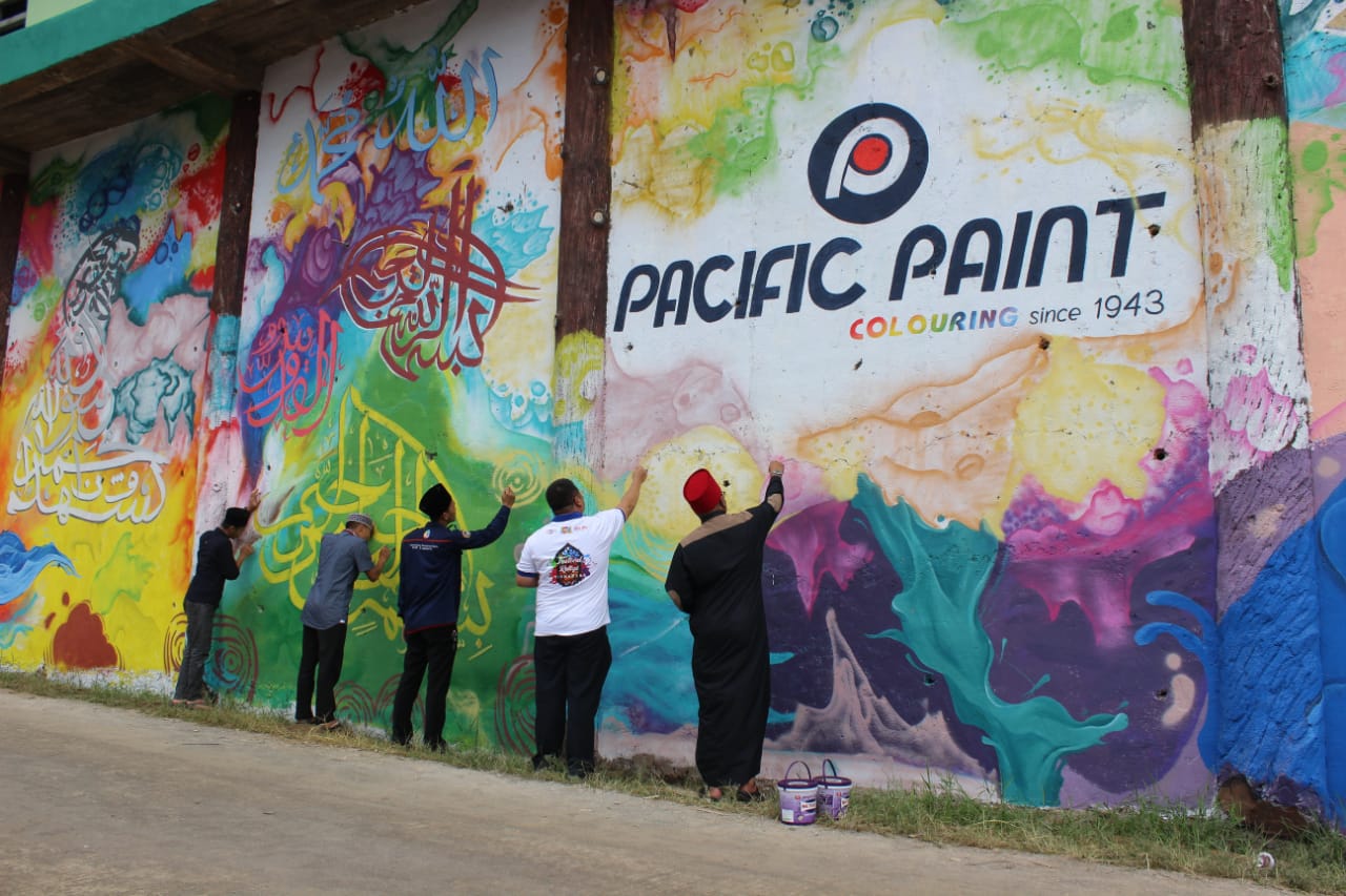 Pengelola Pondok Pesantren Sirnarasa, Ciamis, Jawa Barat, mengecat bangunan gedung demi menarik perhatian wisatawan.