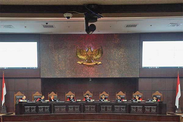Hakim Mahkamah Konstitusi (MK) membacakan putusan sengketa perselisihan hasil pemilihan umum (PHPU) Pilpres 2019 di ruang sidang utama