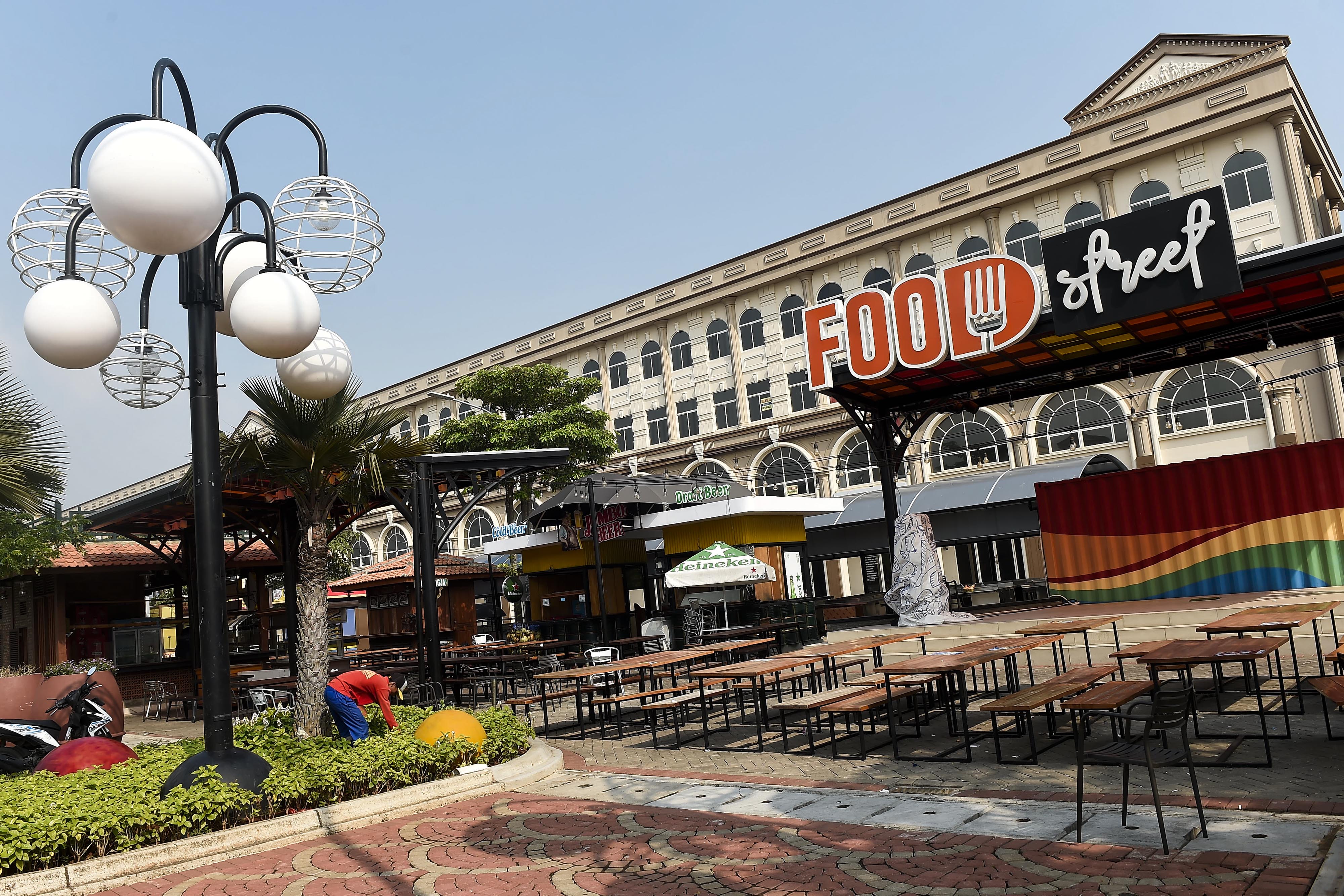 Suasana sejumlah bangunan yang berada di kawasan Pulau D hasil reklamasi, di kawasan pesisir Jakarta
