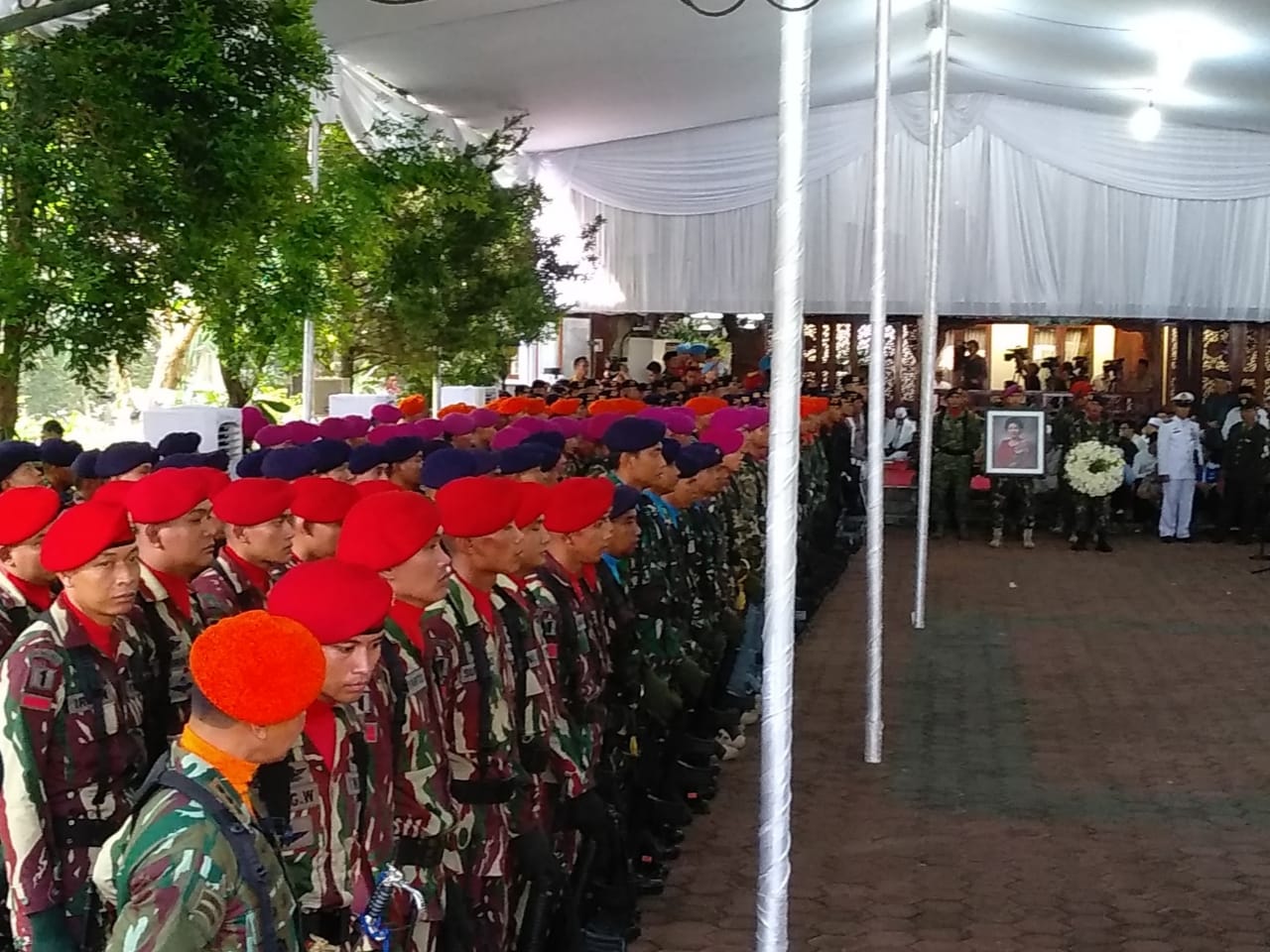 Upacara melepas jenazah Ani Yudhoyono dari Puri Cikeas menuju TMP Kalibata Jakarrta, Minggu (2/6). 