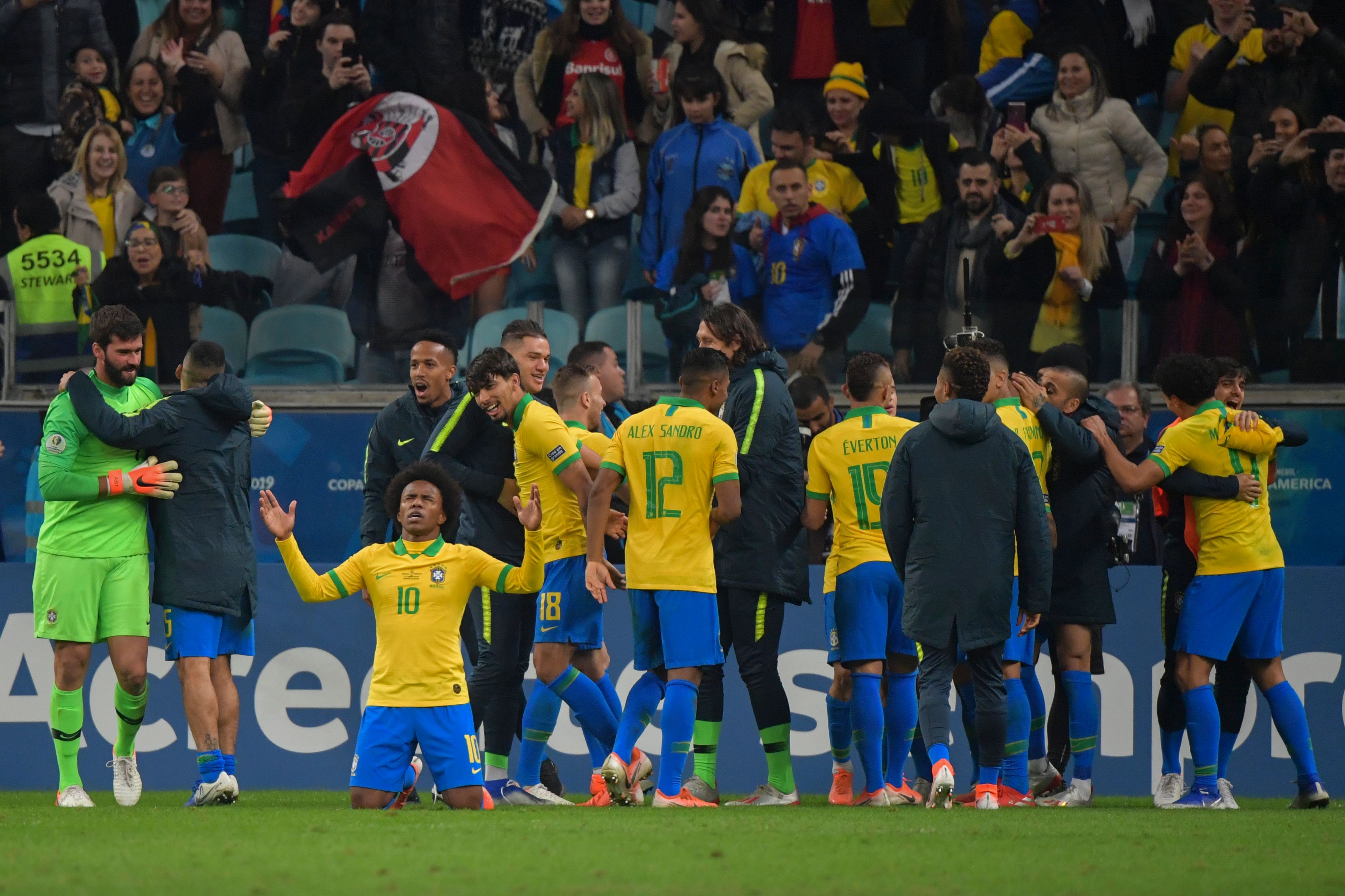 Para pemain Brasil meluapkan kegembiraan setelah lolos dari hadangan Paraguay di perempat fi nal Copa America 2019.