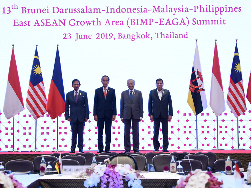 Presiden Joko Widodo bersama Sultan Brunei Darussalam Hassanal Bolkiah, PM Malaysia Mahathir Mohamad dan Presiden Filipina Rodrigo Duterte.