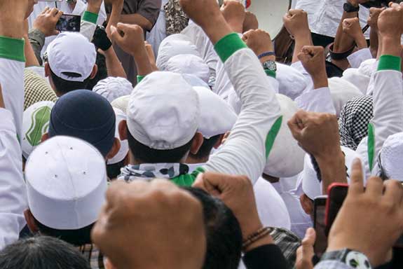 Massa dari Front Pembela Islam (FPI) melakukan orasi usai pembacaan amar putusan gugatan praperadilan atas SP3 kasus Rizieq Shihab